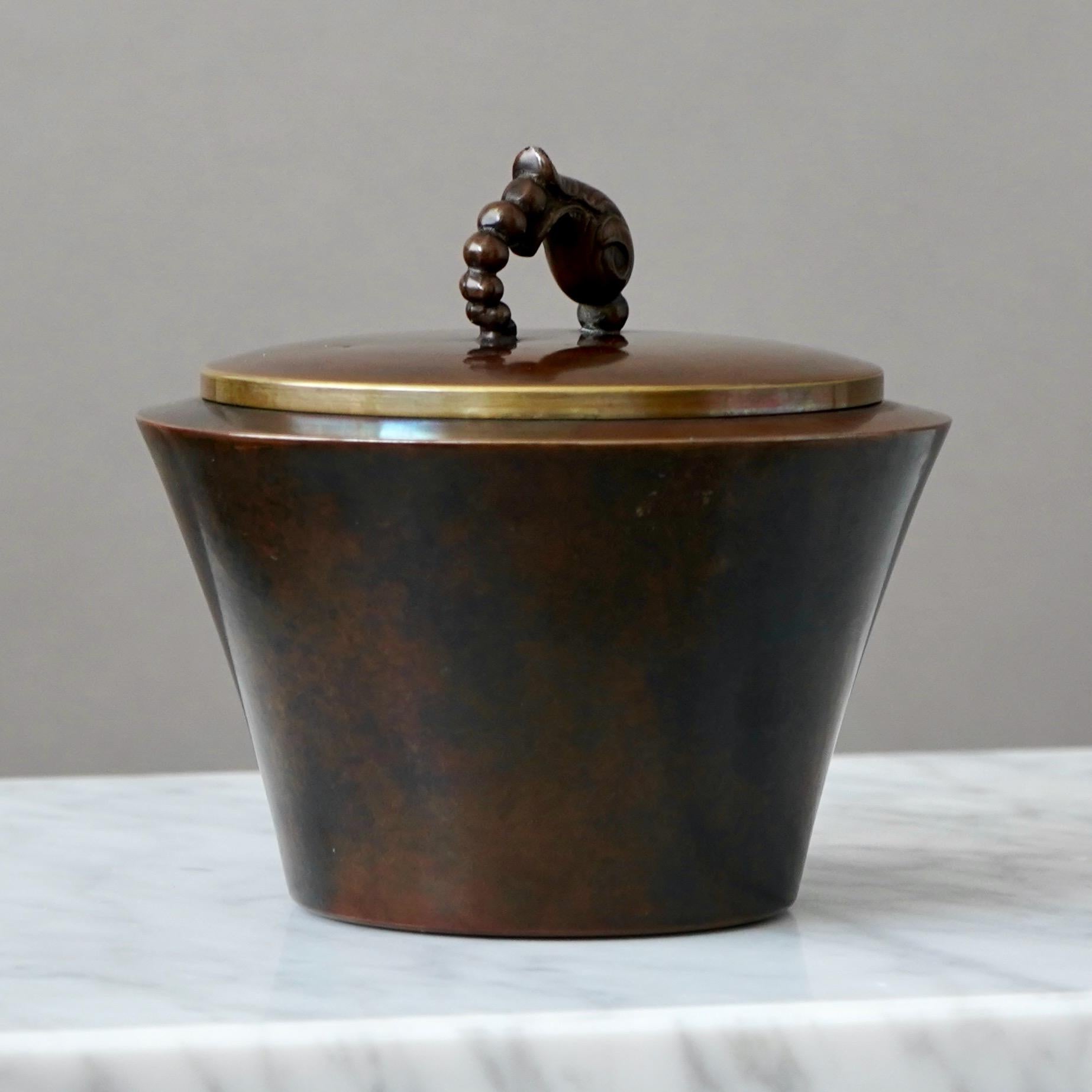 Art-Déco-Schachtel mit Deckel aus Bronze von H.F. Ægte Bronce, Dänemark, 1930er Jahre (Mitte des 20. Jahrhunderts) im Angebot