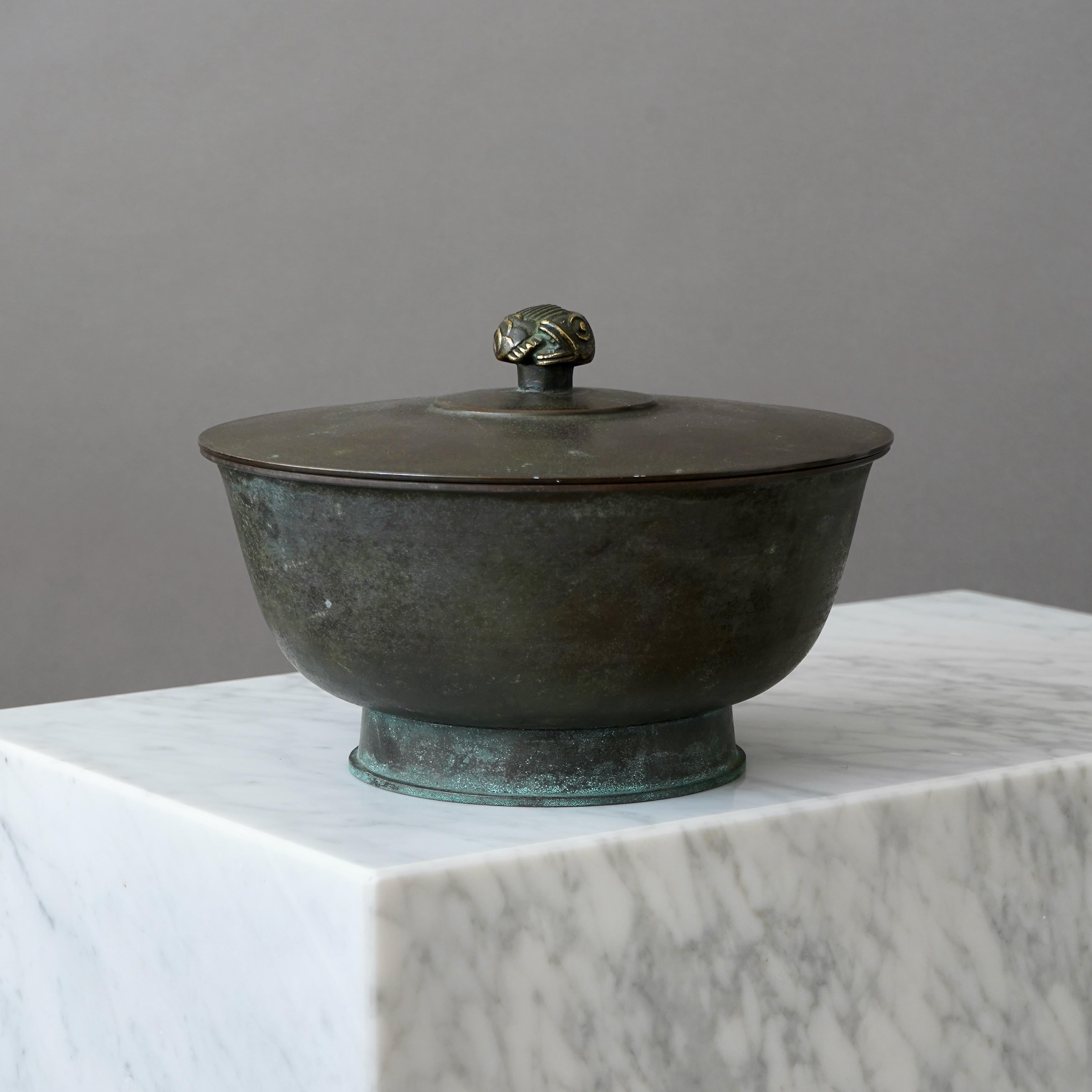 Lidded Bronze Box by Hans Bergstrom for Ystad Metall / Brons, Sweden, 1930s In Good Condition For Sale In Malmö, SE