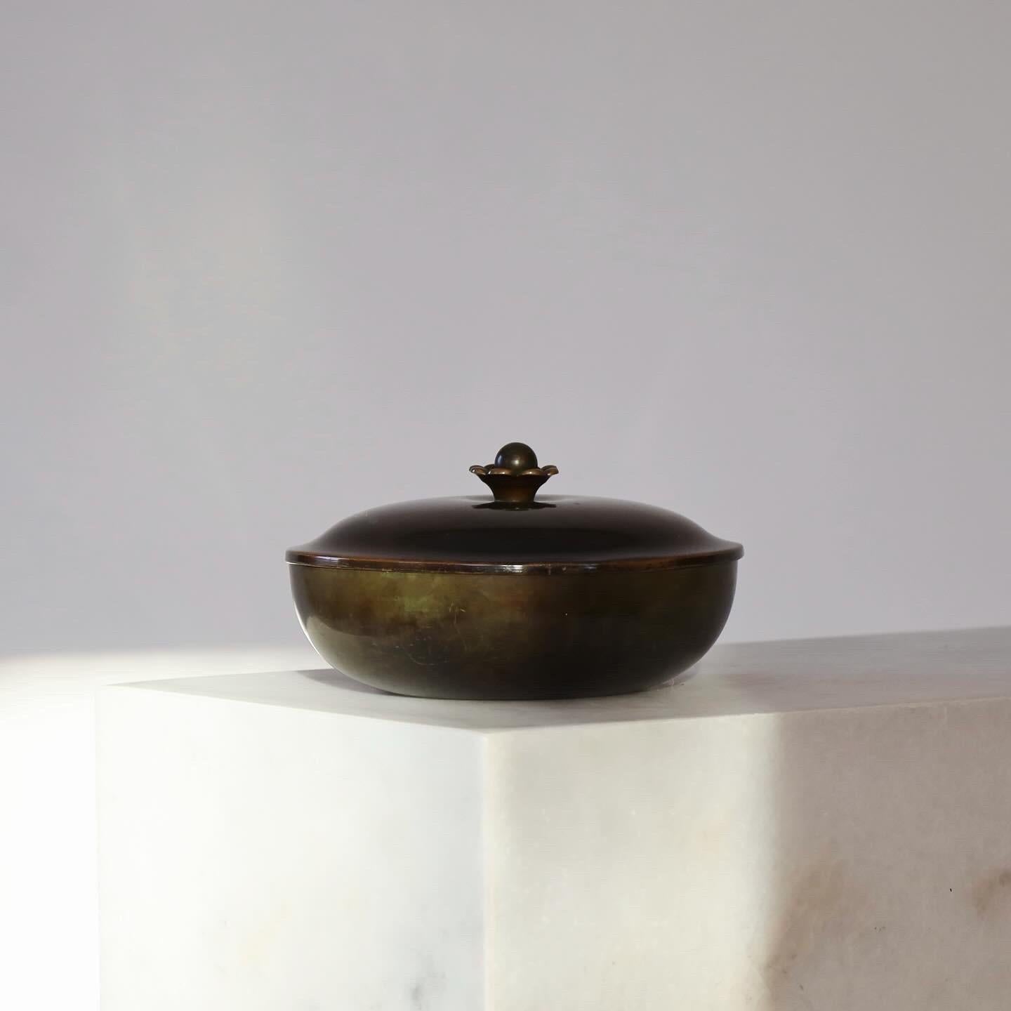 Rare pot à couvercle ou boîte à bijoux en bronze clair conçu par Just Andersen dans les années 1930. Une pièce extraordinaire avec une rare profondeur dans la couleur - le couvercle est presque un miroir - et un détail parfait pour toute belle