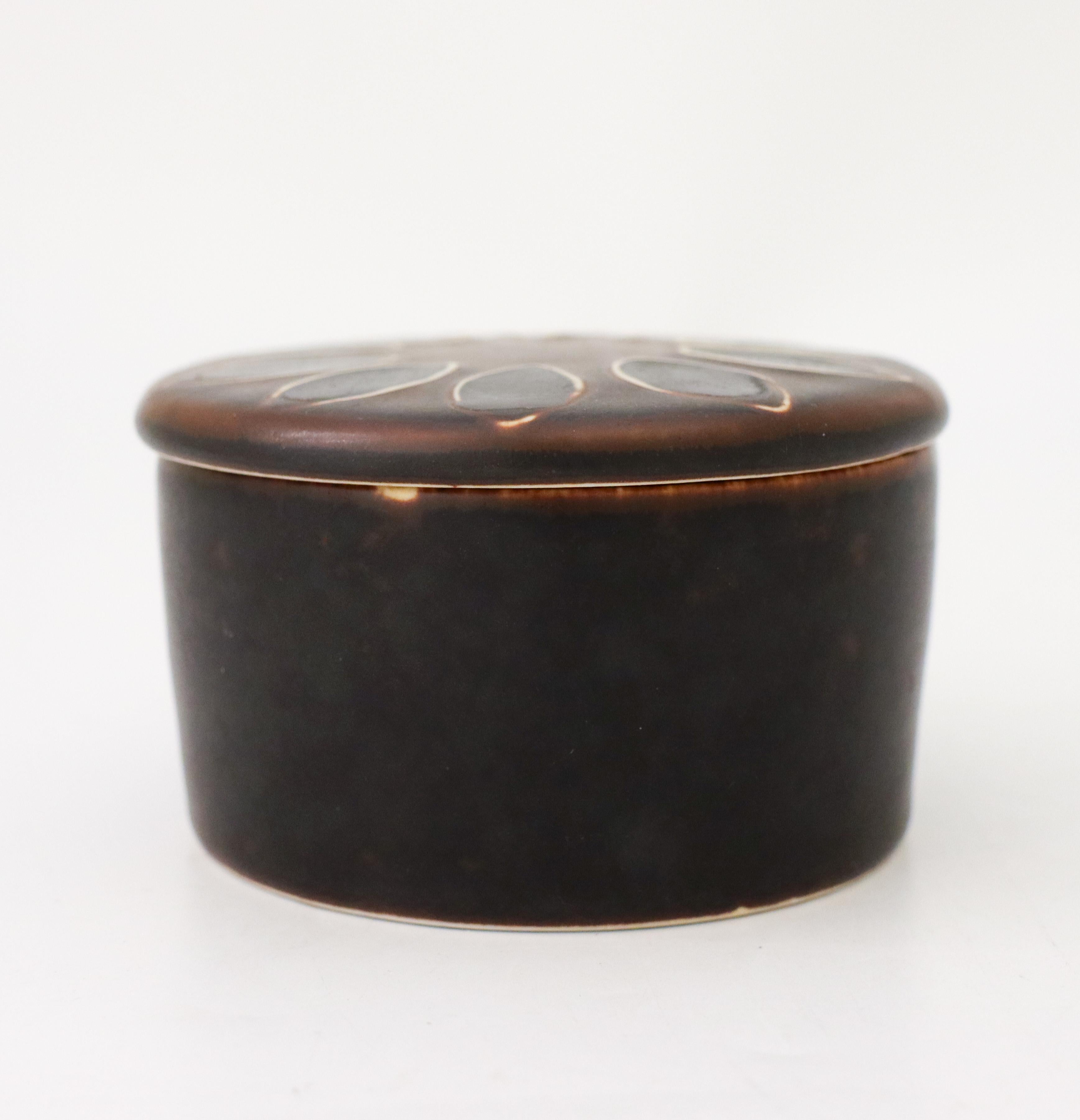 Scandinavo moderno Ciotola in ceramica marrone con coperchio - Hertha Bengtson -  Rörstrand - Fine del XX secolo in vendita