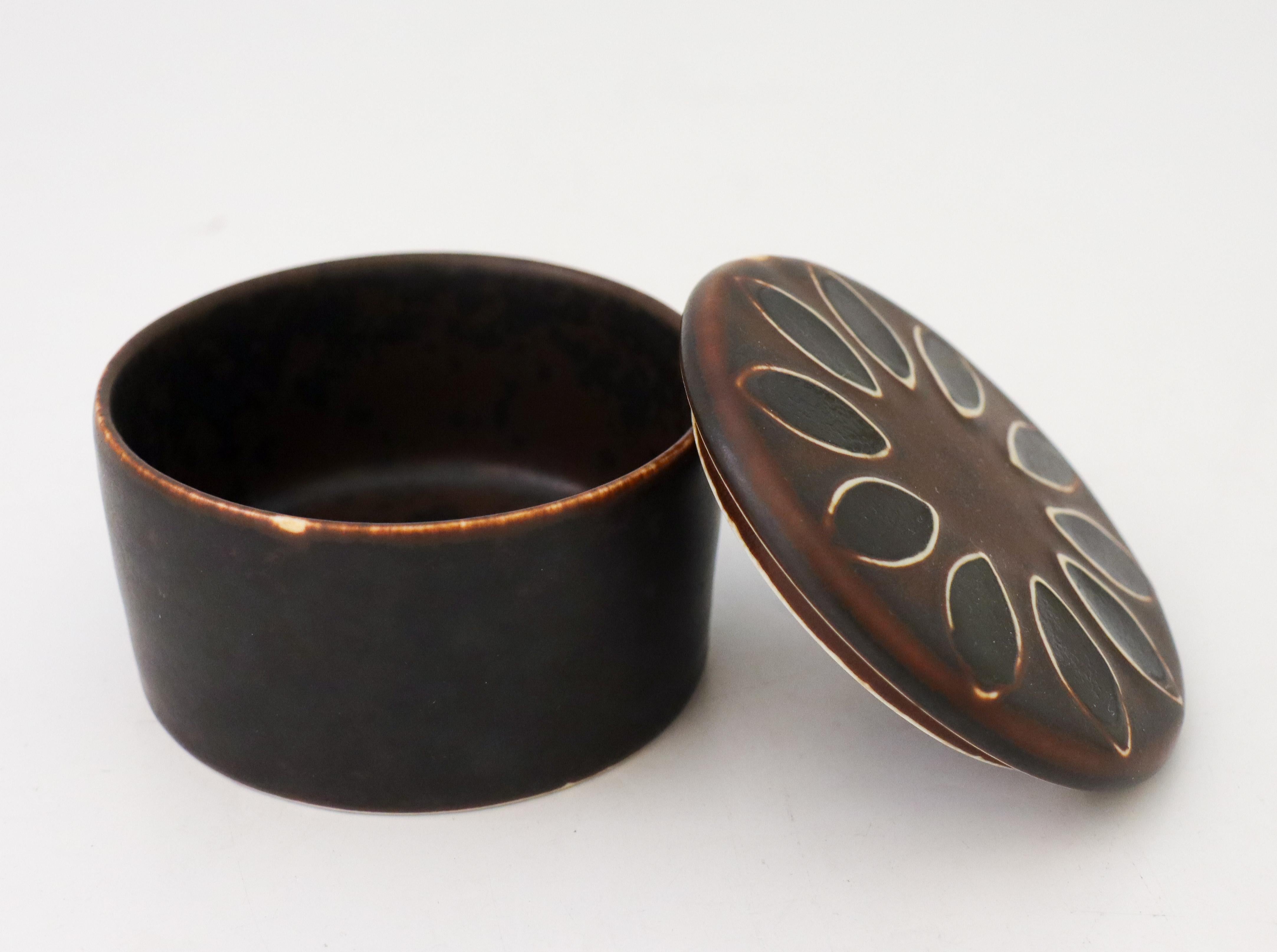 Glazed Lidded Brown Ceramic Bowl - Hertha Bengtson -  Rörstrand - Late 20th Century For Sale