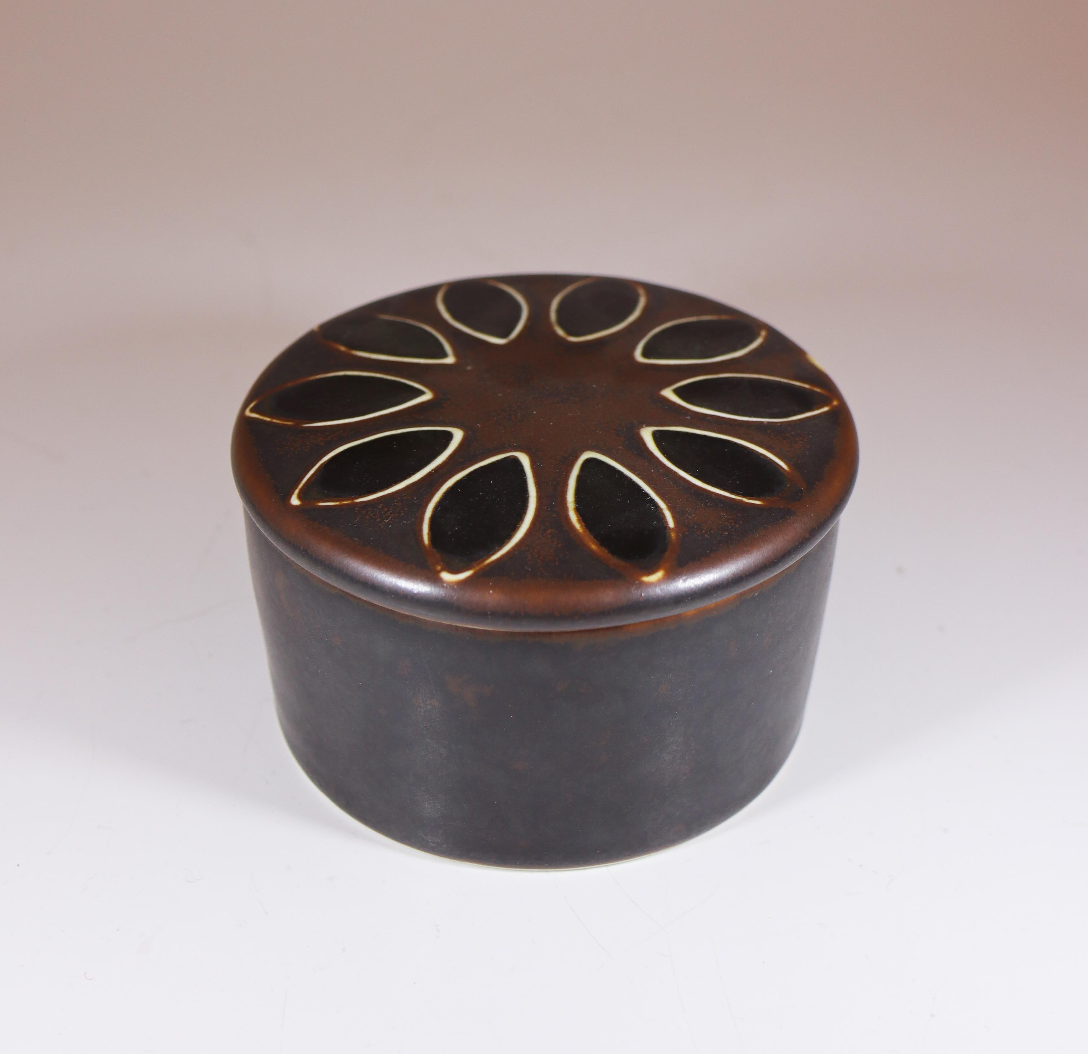 Ciotola in ceramica marrone con coperchio - Hertha Bengtson -  Rörstrand - Fine del XX secolo In condizioni ottime in vendita a Stockholm, SE