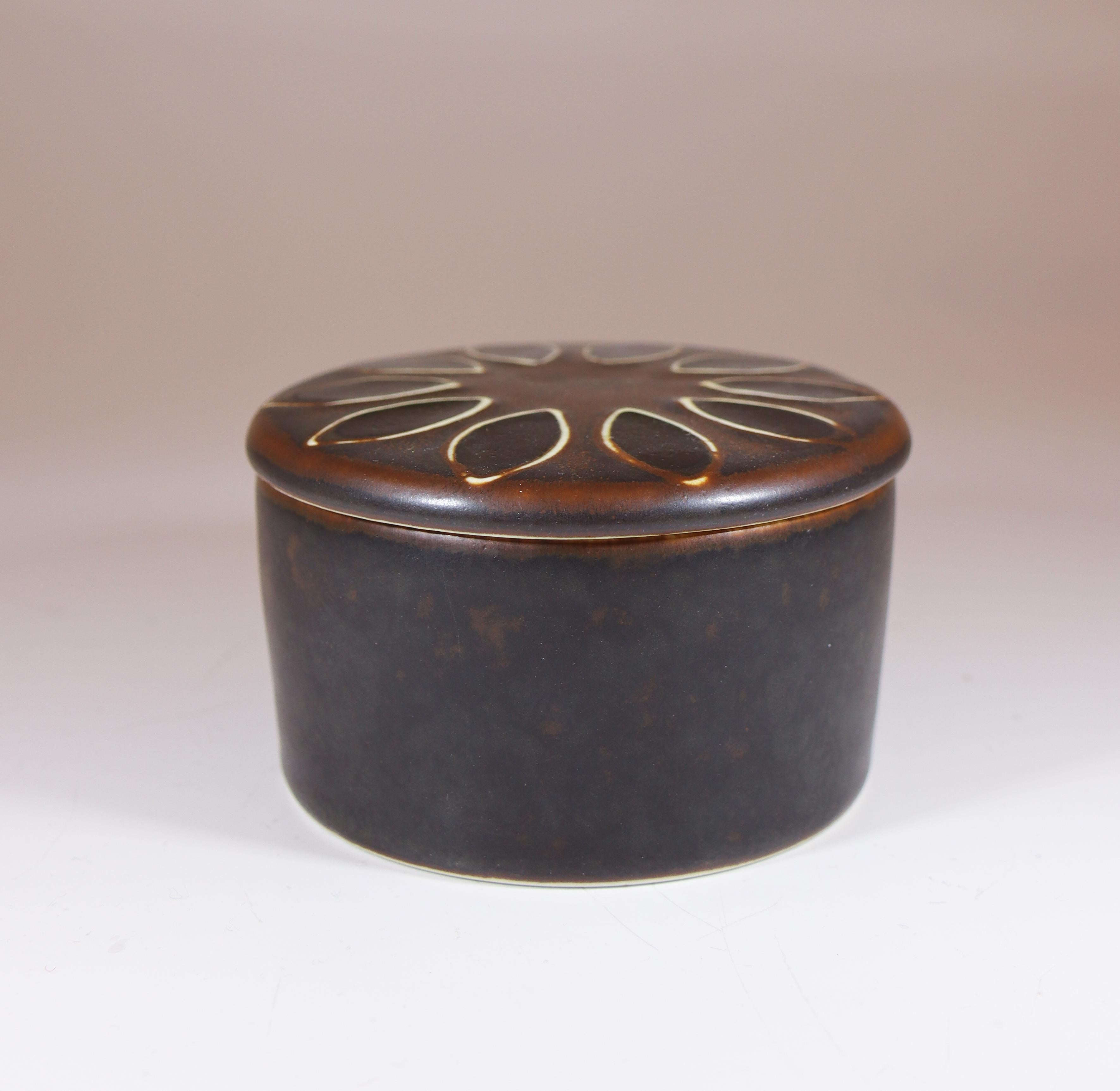Ceramica Ciotola in ceramica marrone con coperchio - Hertha Bengtson -  Rörstrand - Fine del XX secolo in vendita