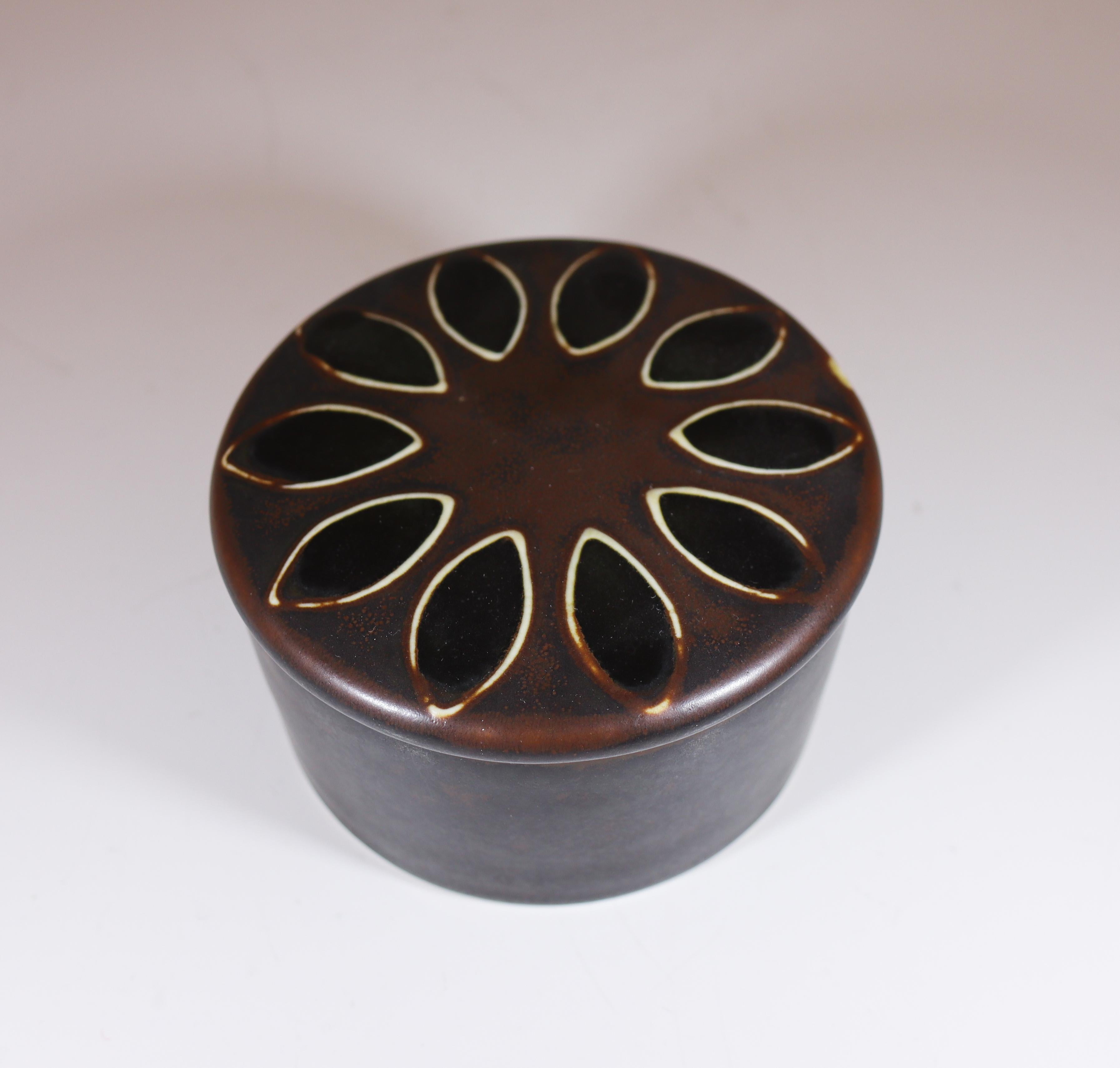 Ciotola in ceramica marrone con coperchio - Hertha Bengtson -  Rörstrand - Fine del XX secolo in vendita 1