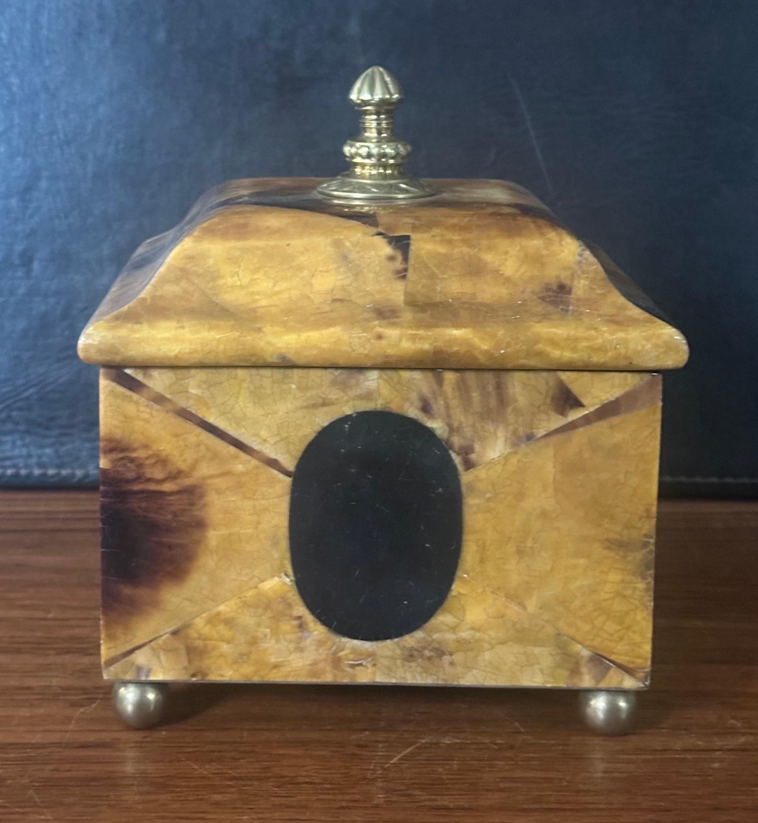 Caja de baratijas de madera burl con tapa de Kreiss en venta 7