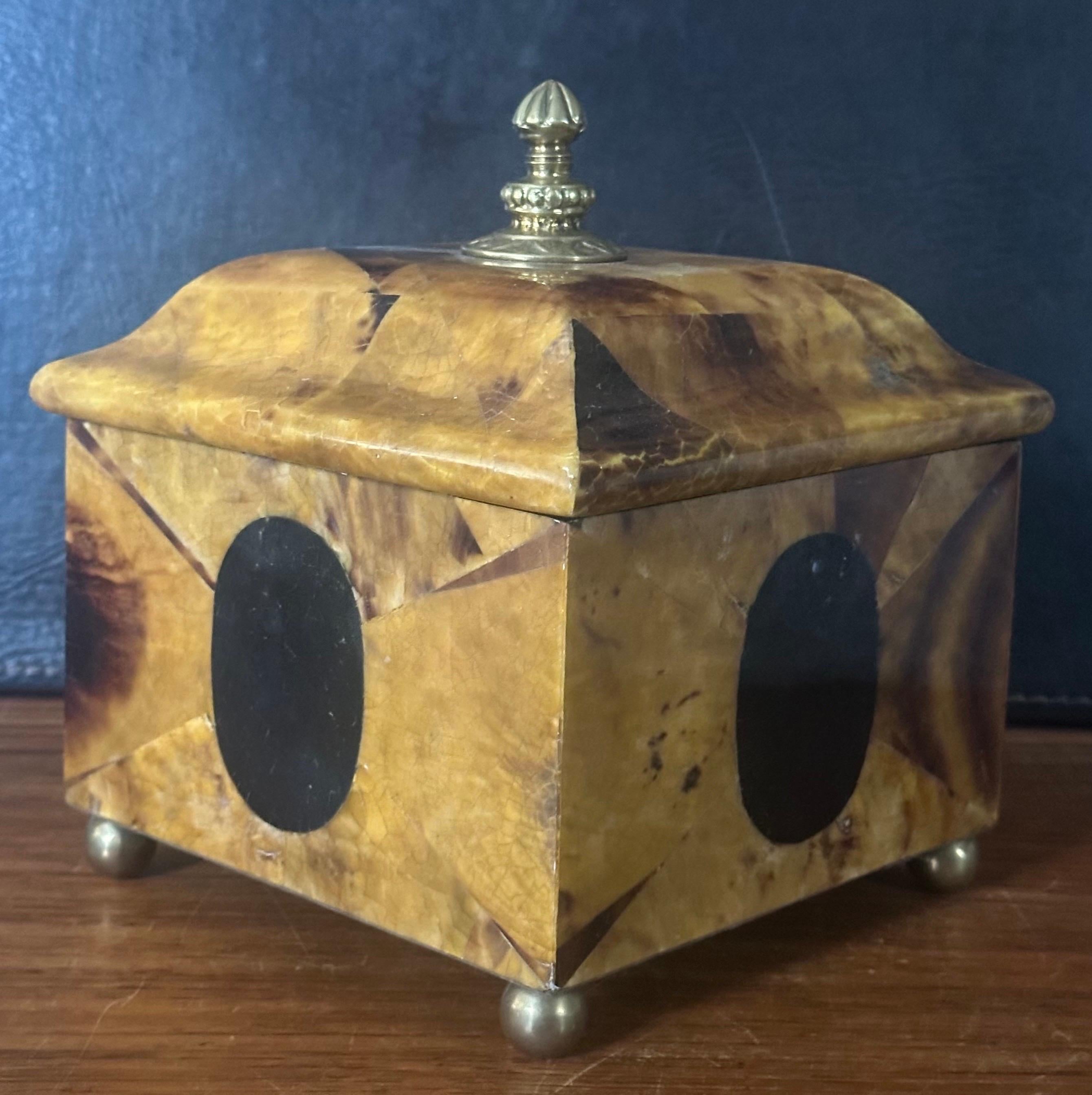 Caja de baratijas de madera burl con tapa de Kreiss en venta 8