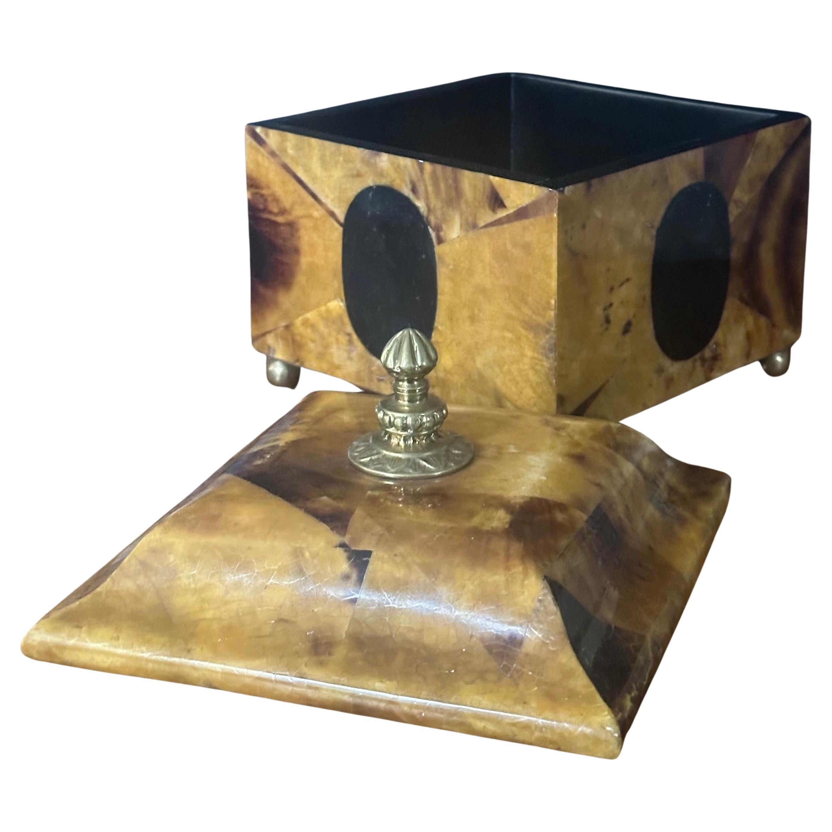 Bonita caja de baratijas de madera burl con tapa, de Kreiss, alrededor de la década de 1980. La caja tiene una tapa extraíble y está en muy buen estado vintage; mide 7 