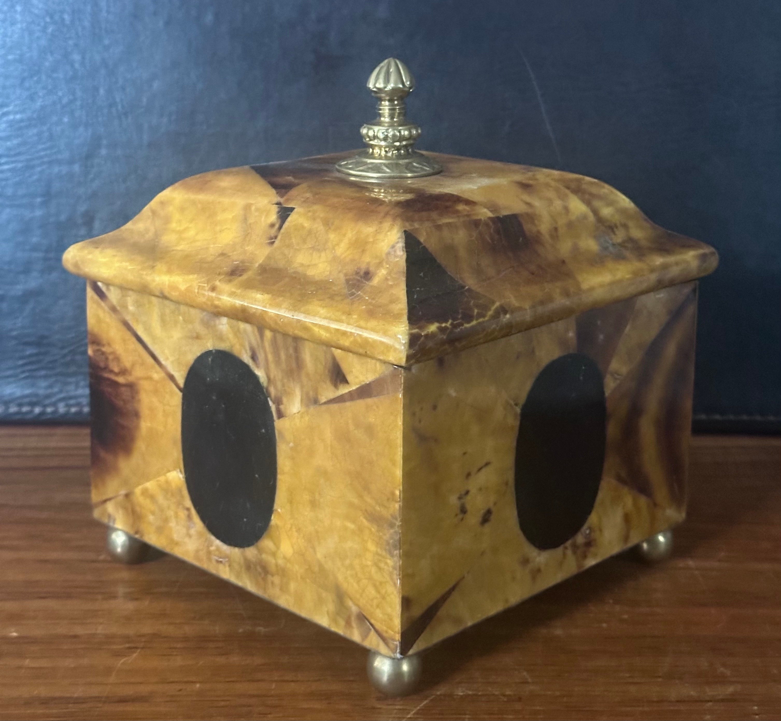 Caja de baratijas de madera burl con tapa de Kreiss Estadounidense en venta