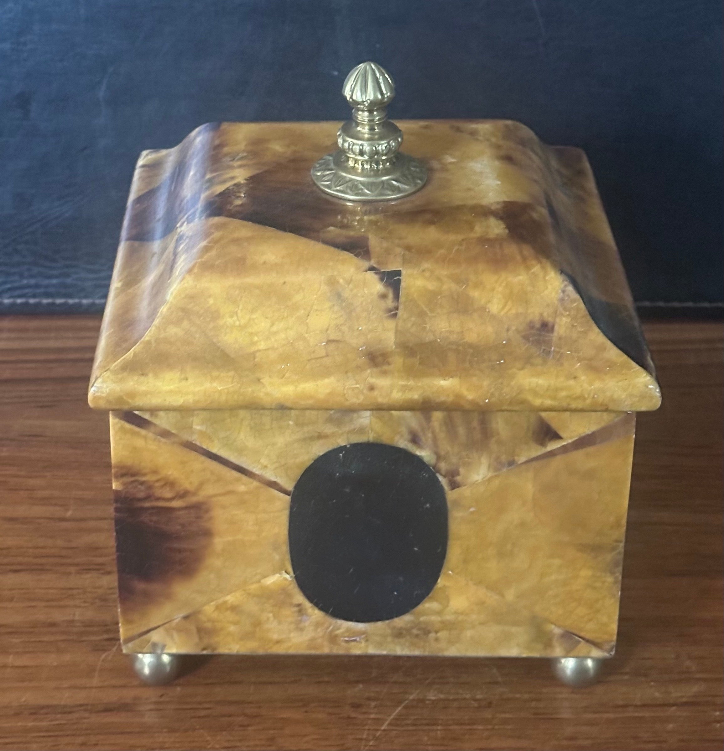 Caja de baratijas de madera burl con tapa de Kreiss siglo XX en venta