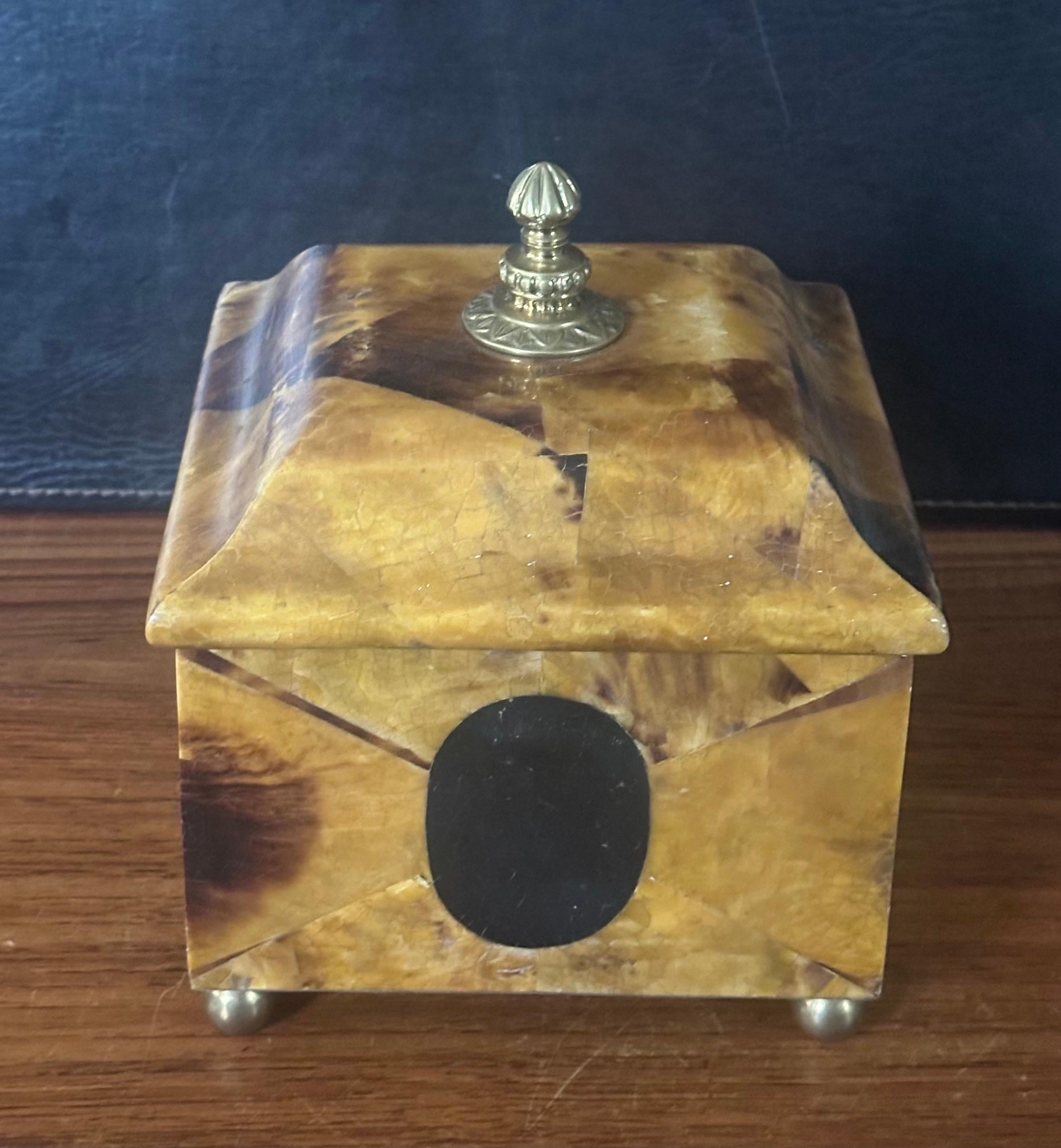 Caja de baratijas de madera burl con tapa de Kreiss en venta 1