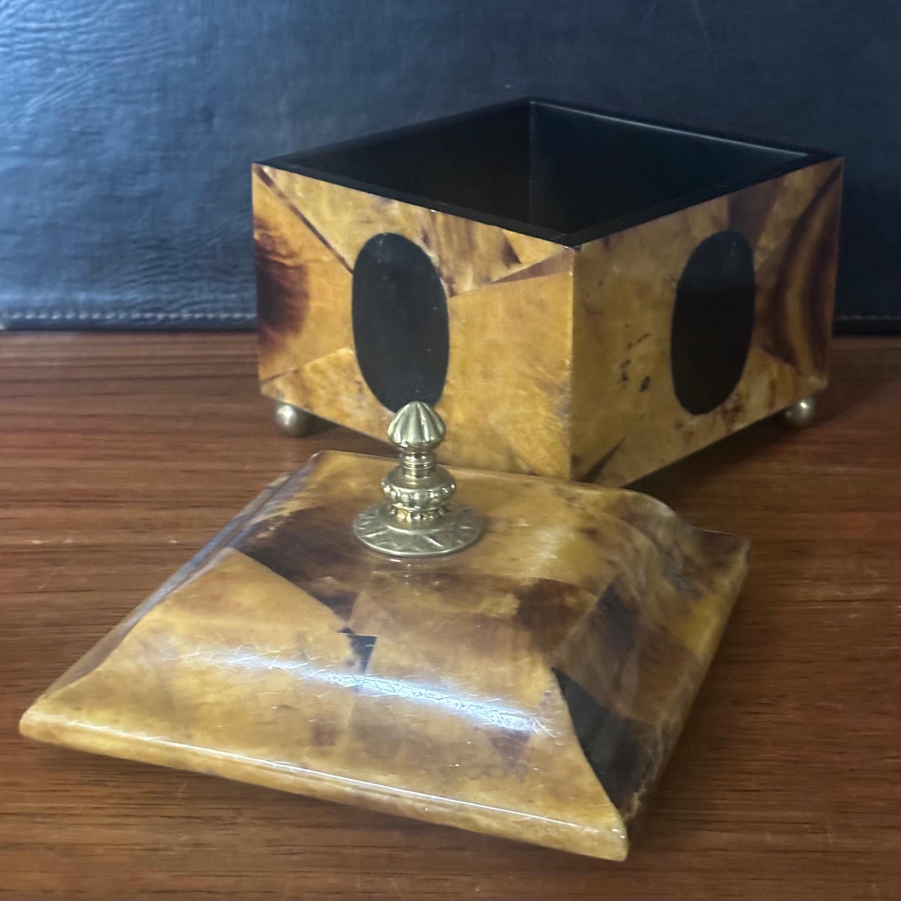Caja de baratijas de madera burl con tapa de Kreiss en venta 2