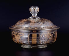 Französische Schale mit Deckel aus mundgeblasenem Glas mit facettierten Motiven und Golddekoration.