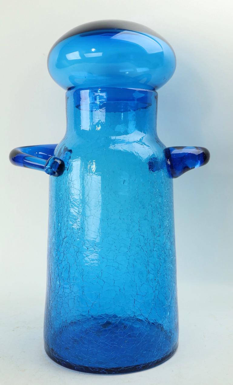 Joli récipient à couvercle en verre craquelé bleu conçu par John Nickerson, produit par Blenko. Cet exemple est en parfait état, c'est un exemple bleu peu commun. Production américaine classique de la fin du Mid-Century Modern (années 1970),