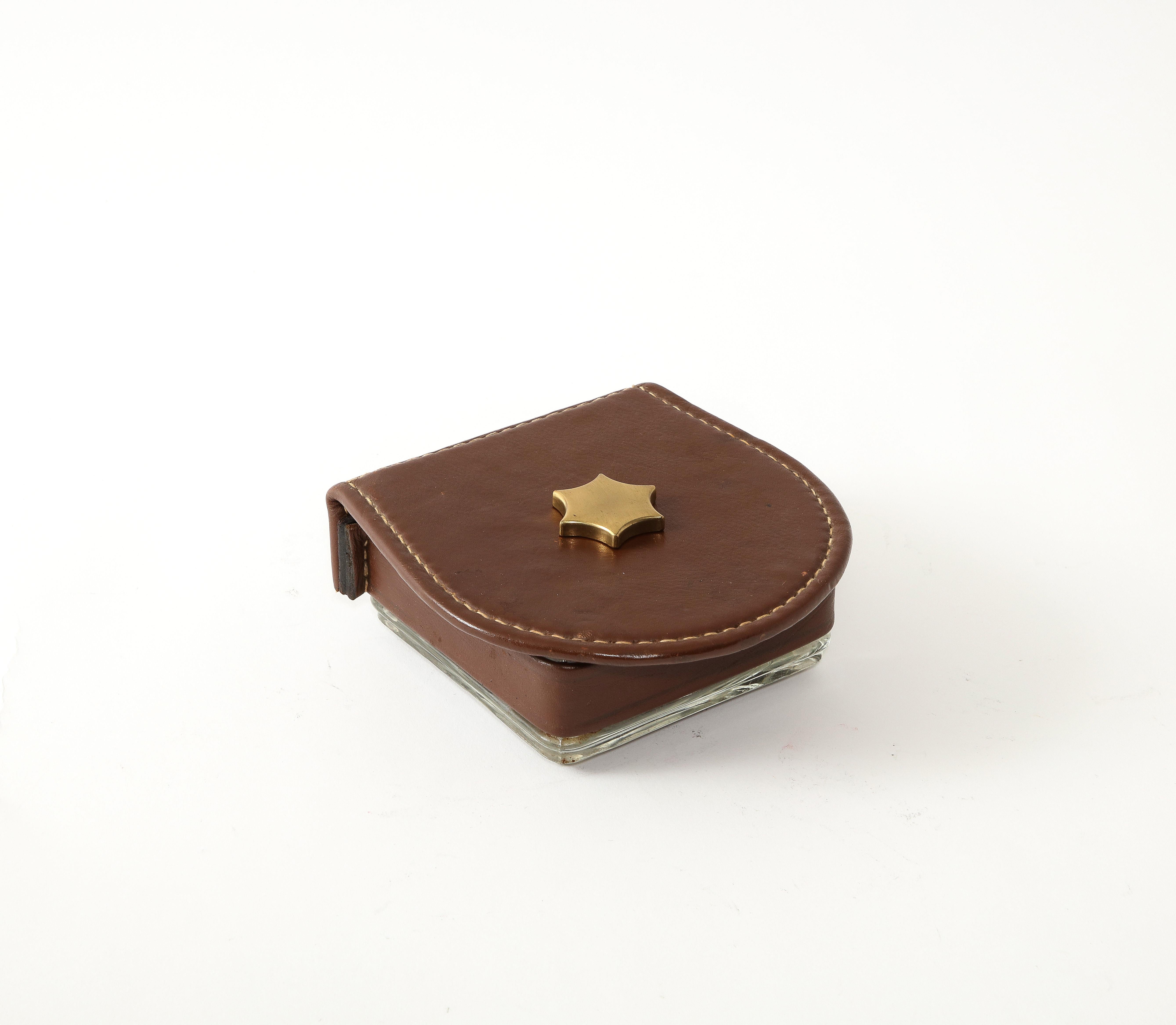 Boîte en verre moulé à couvercle en cuir avec une étoile en bronze.