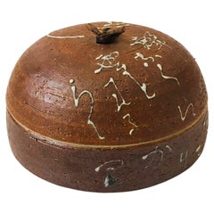 Boîte à couvercle en poterie faite à la main