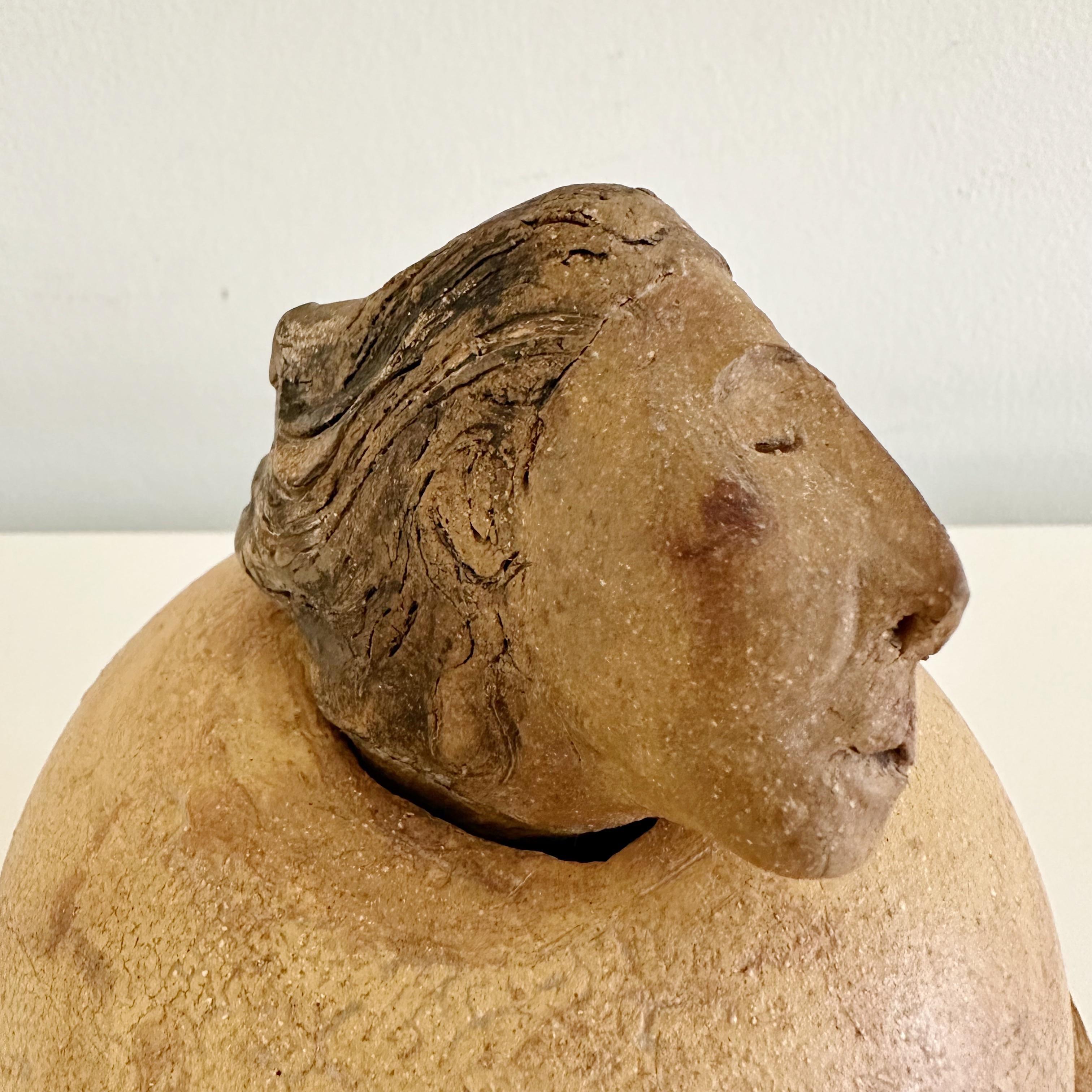 Studio-Keramikgefäß „Head“ mit Deckel von Bildhauerin Ruth Joffa (1920 - 2017) (Handgefertigt)