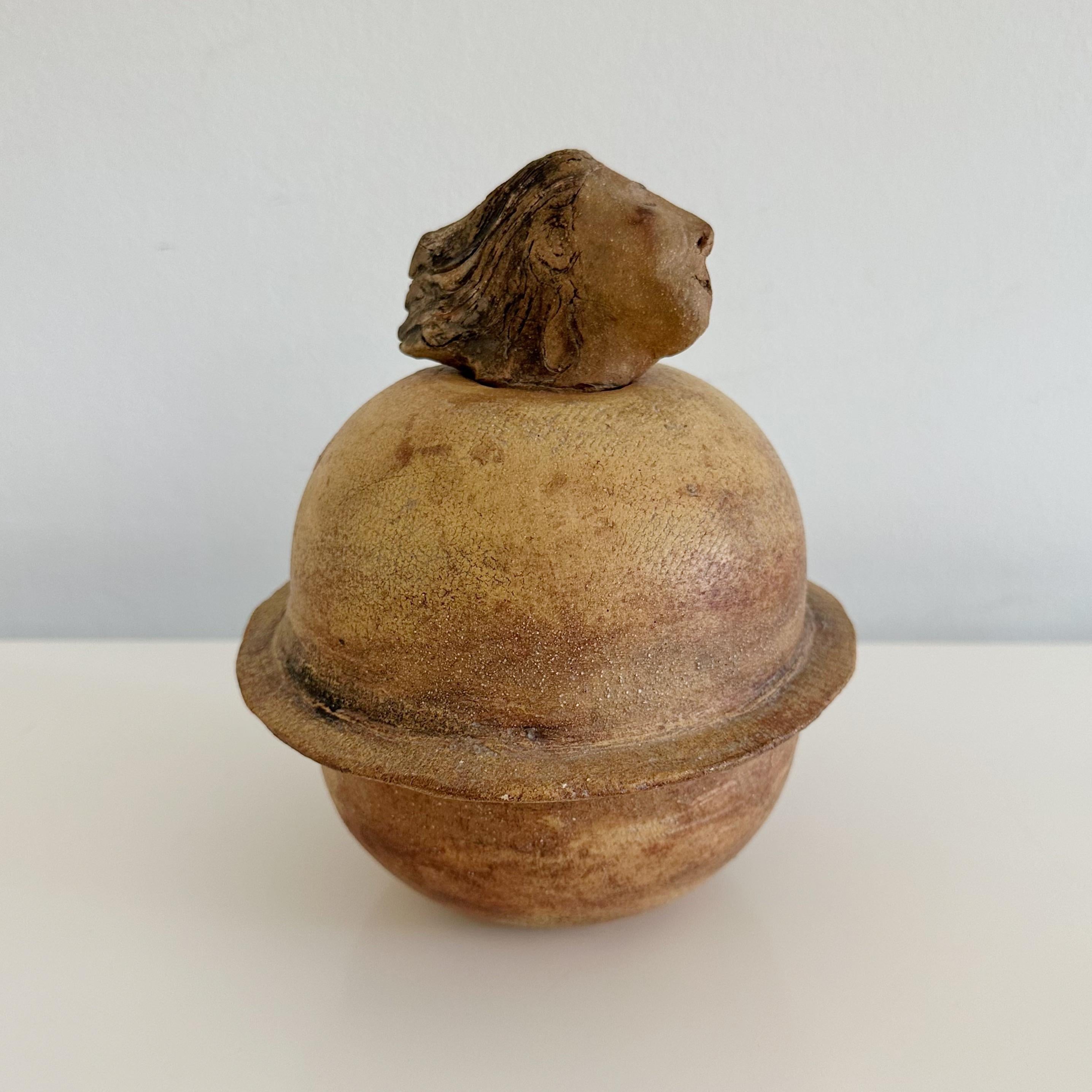 Studio-Keramikgefäß „Head“ mit Deckel von Bildhauerin Ruth Joffa (1920 - 2017) (Töpferwaren)