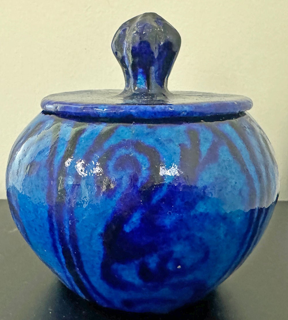 In un'epoca in cui gli artisti e gli scultori francesi traevano ispirazione dall'Africa, dall'Asia e dal Vicino Oriente, questo vaso coperto Artistics di Felix Massoul mostra il suo debito verso la Persia e altre civiltà antiche.  Il suo smalto