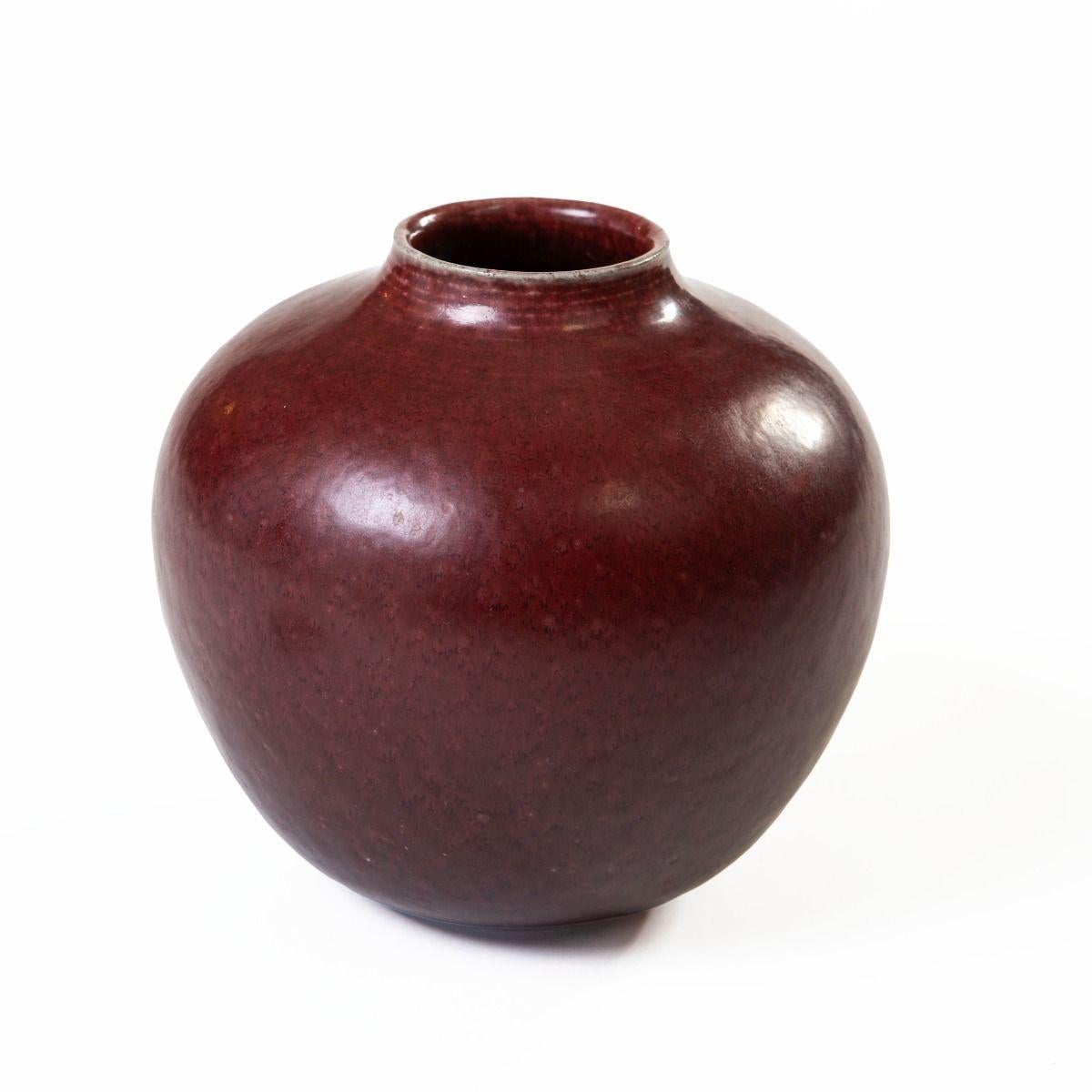 Gefäß mit Deckel und Oxblood-Glasur von Kresten Bloch & Knud Andersen für Royal Cph (20. Jahrhundert) im Angebot
