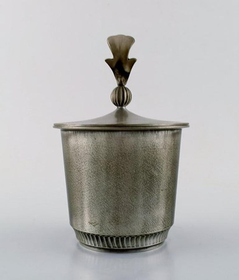 Lidded jar in pewter by Edvin Ollers. Swedish design.
Stamped.
Art Deco, 1940s.
In very good condition.
Measures: 17 cm x 11 cm.