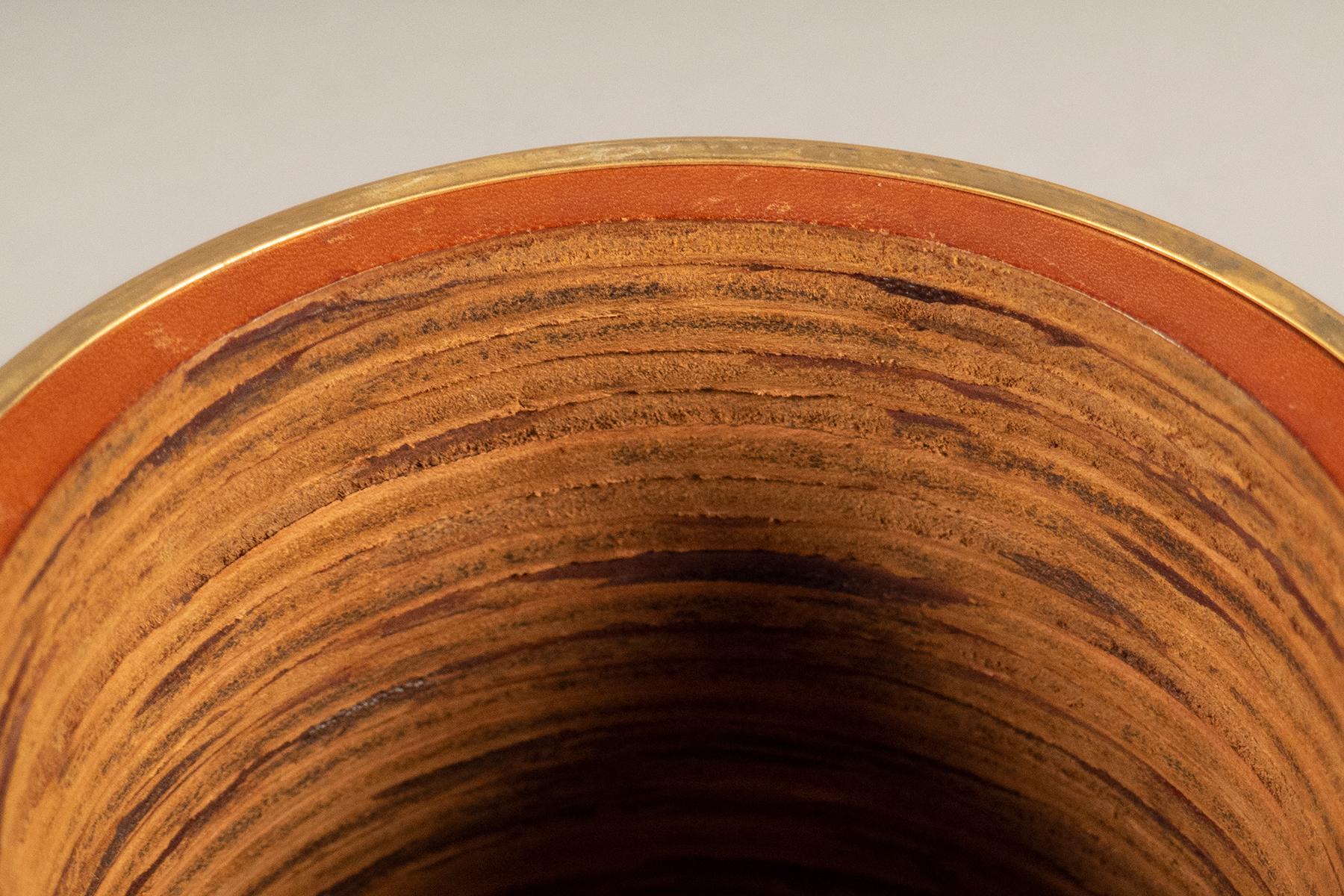 Box made of circular stacked leather in dark brown, covered with a leather lid topped by a bronze rams head.
Signed.
 
