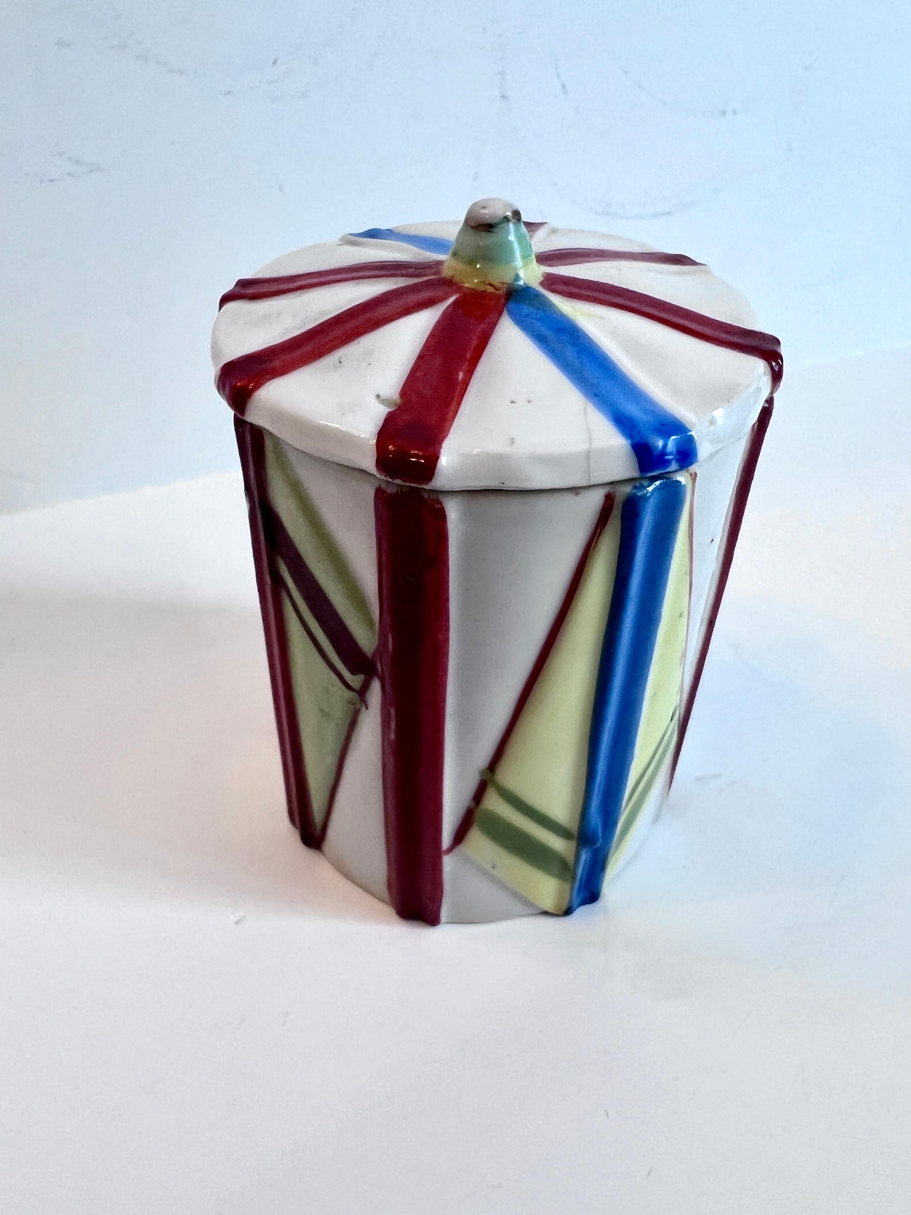 Art-Déco-Schachtel mit Deckel aus mehrfarbigem Porzellan aus Japan (Japanisch) im Angebot