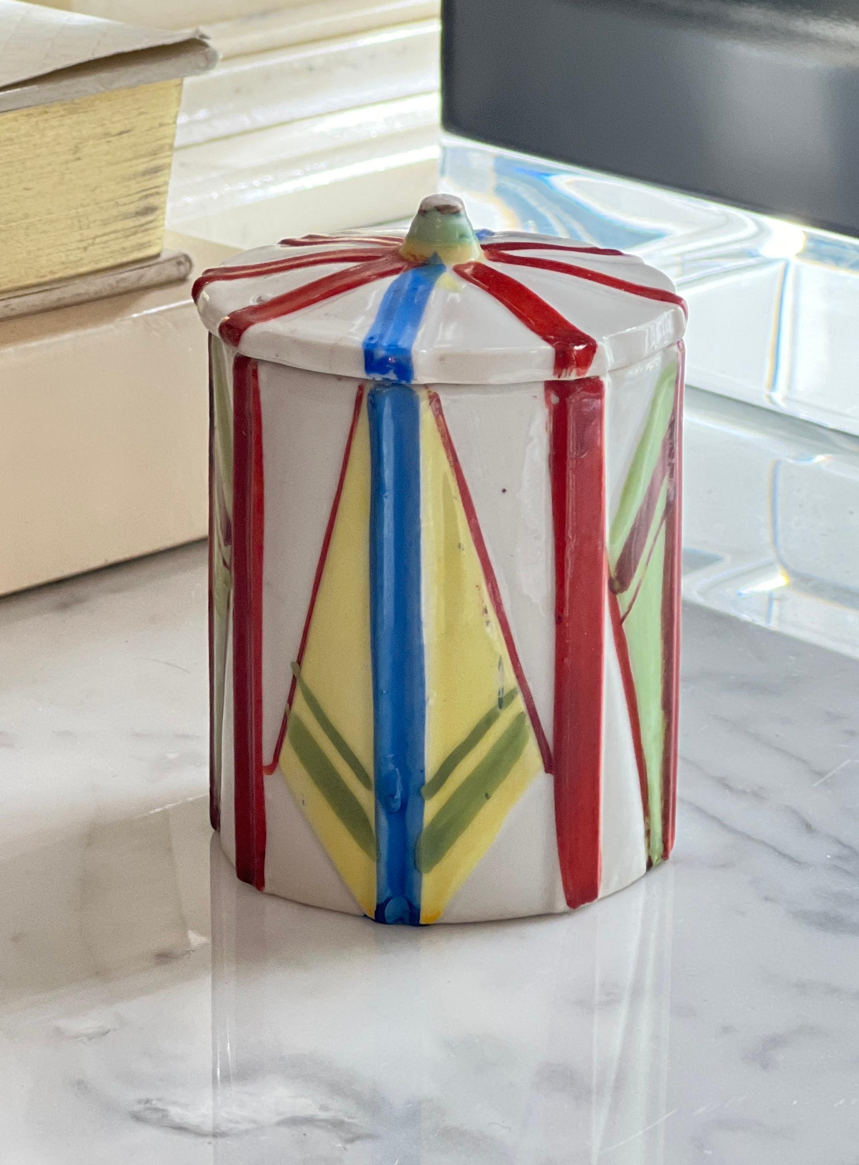 Art-Déco-Schachtel mit Deckel aus mehrfarbigem Porzellan aus Japan im Zustand „Gut“ im Angebot in Los Angeles, CA