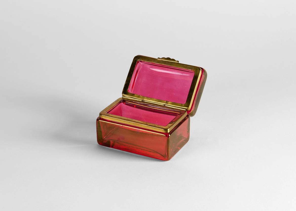 Munie de charnières en laiton, cette boîte en verre de Murano est d'un rose chaud et semblable à un bijou.