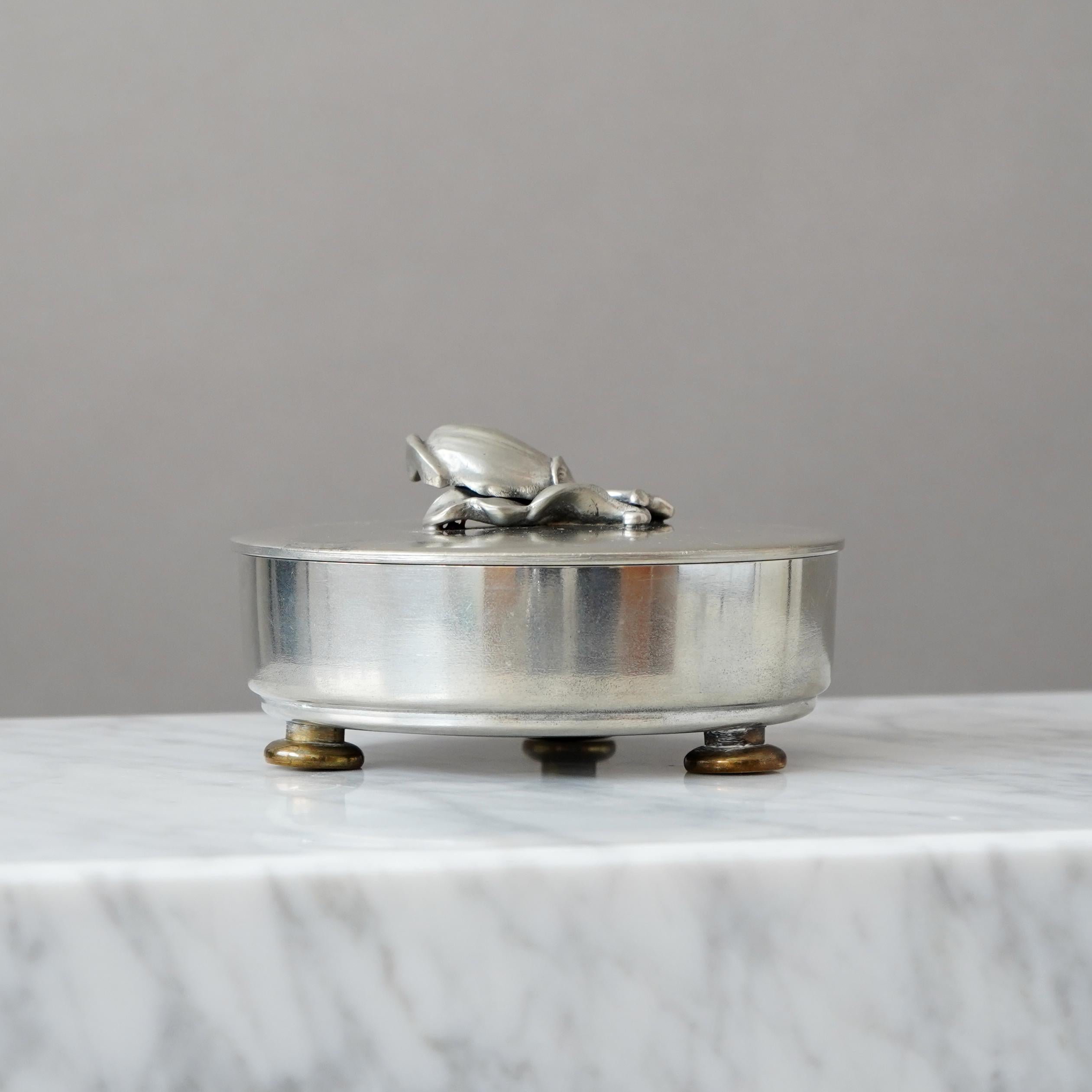 A beautiful lidded pewter jewelry box with amazing patina. Swedish Grace.
Made by SVM Svenska Metallverken, Sweden, 1930s.

Great condition, only with some light scratches
Stamped with makers mark, 'TENN' and 'Handarbete'.



