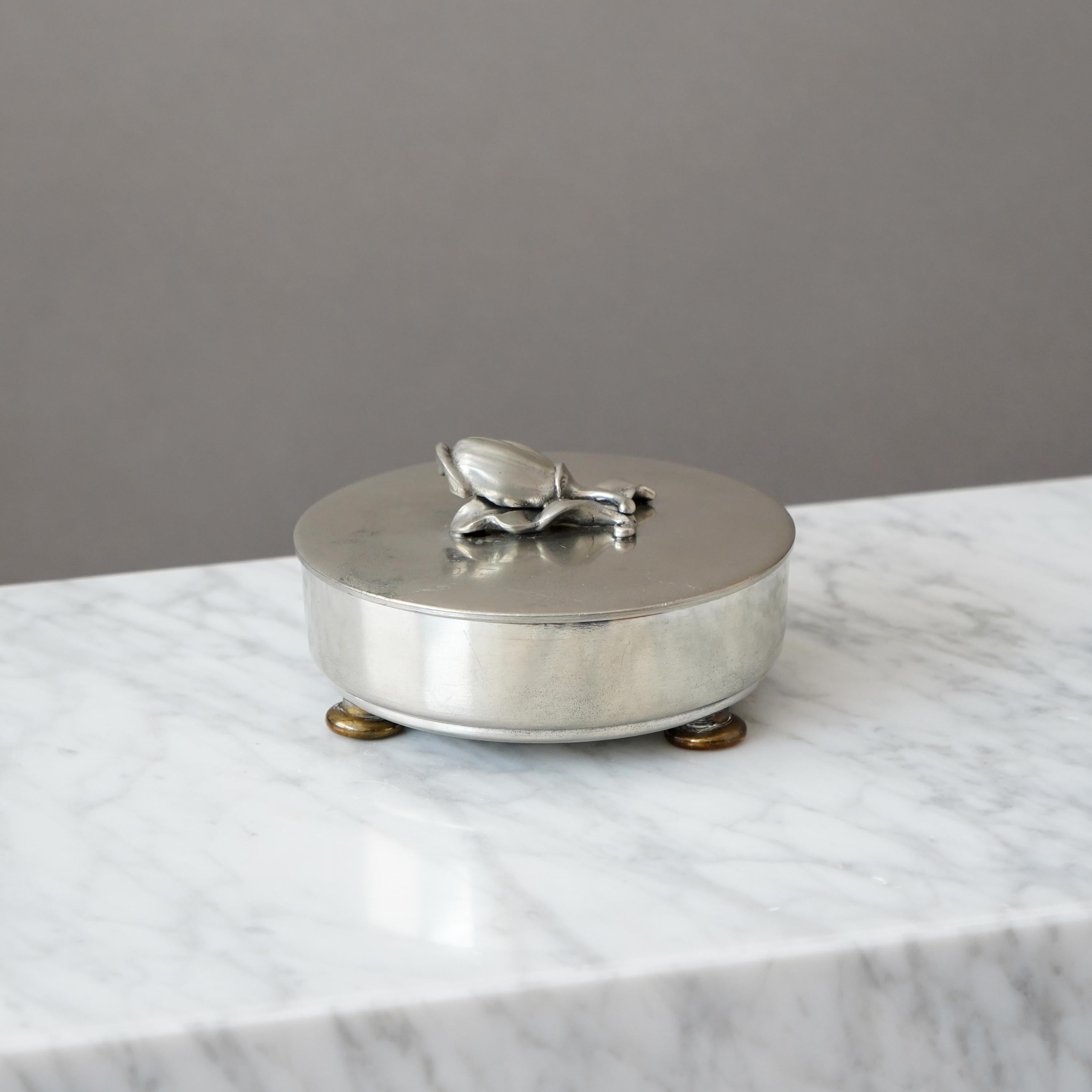 Moulage Lidded Pewter and Brass Jewelry Box by SVM Svenska Metallverken, Sweden, 1930s. en vente