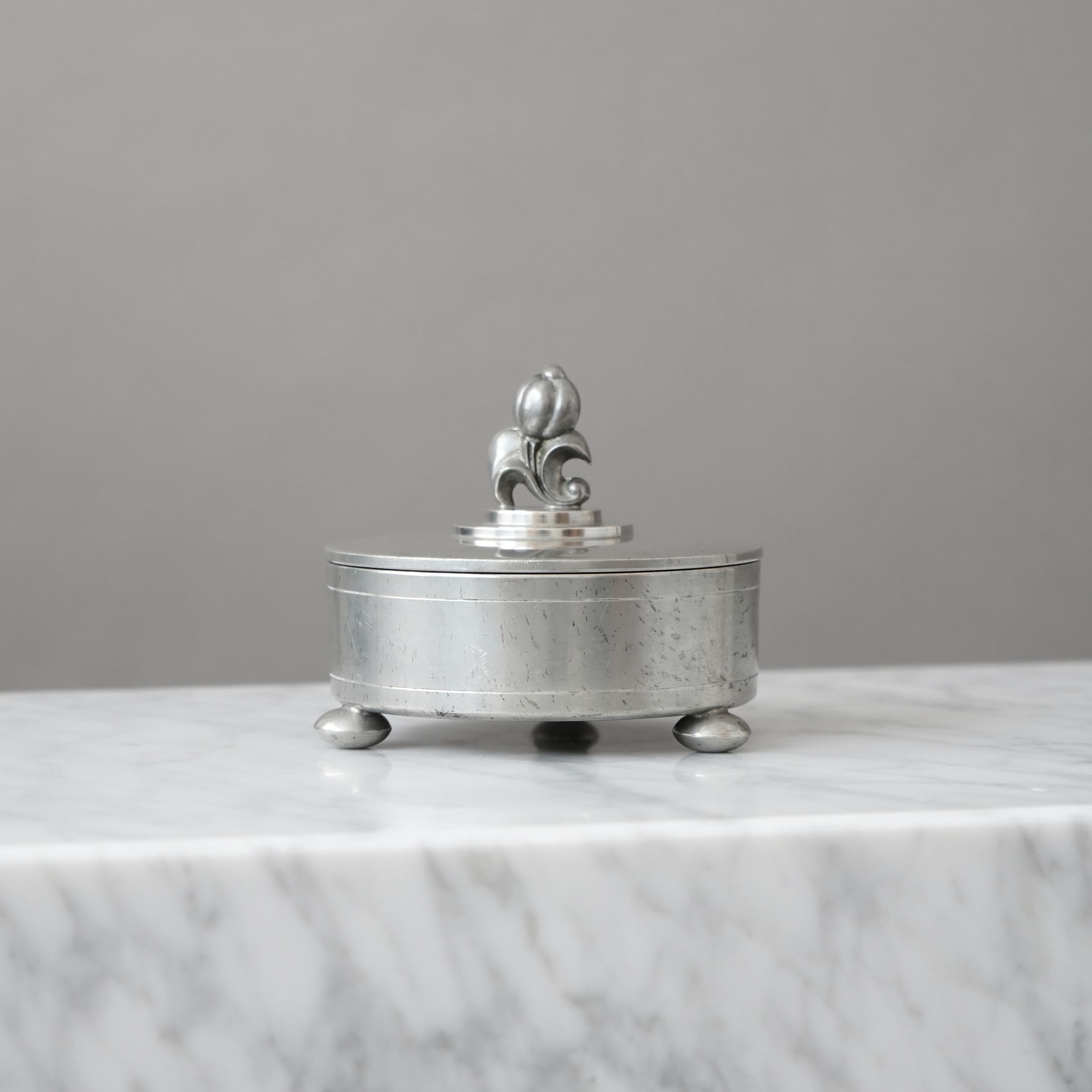 A beautiful lidded pewter box with amazing patina. Swedish Grace.
Made by CG Hallberg, Sweden, 1929.

Good condition, with some scratches and scuffs.
Stamped with makers mark, 'SVENSKT TENN' and 'C8' for the year 1929.



