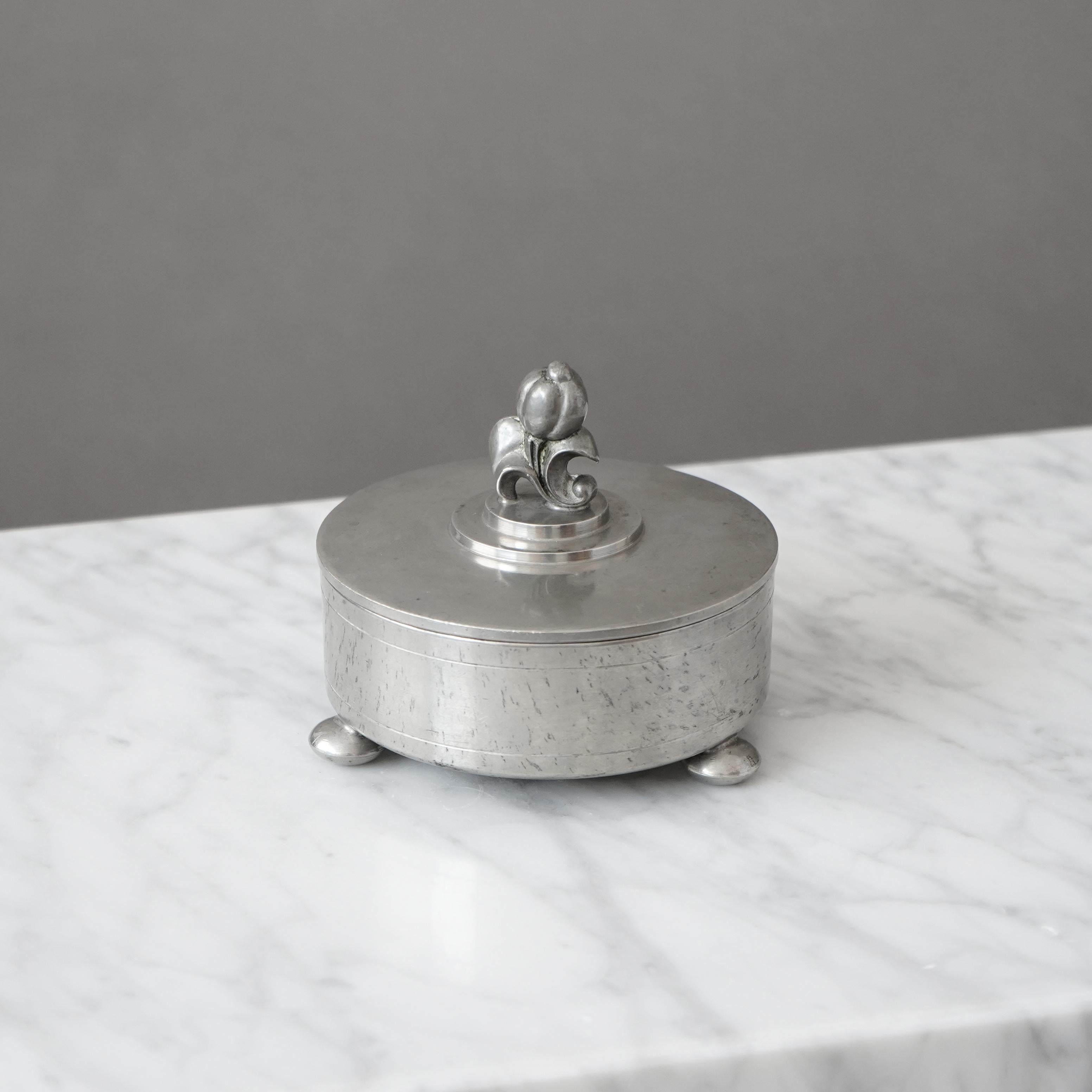Lidded Pewter Box by CG Hallberg, Sweden, 1929. Svenskt Tenn. Swedish Grace. (Skandinavische Moderne) im Angebot