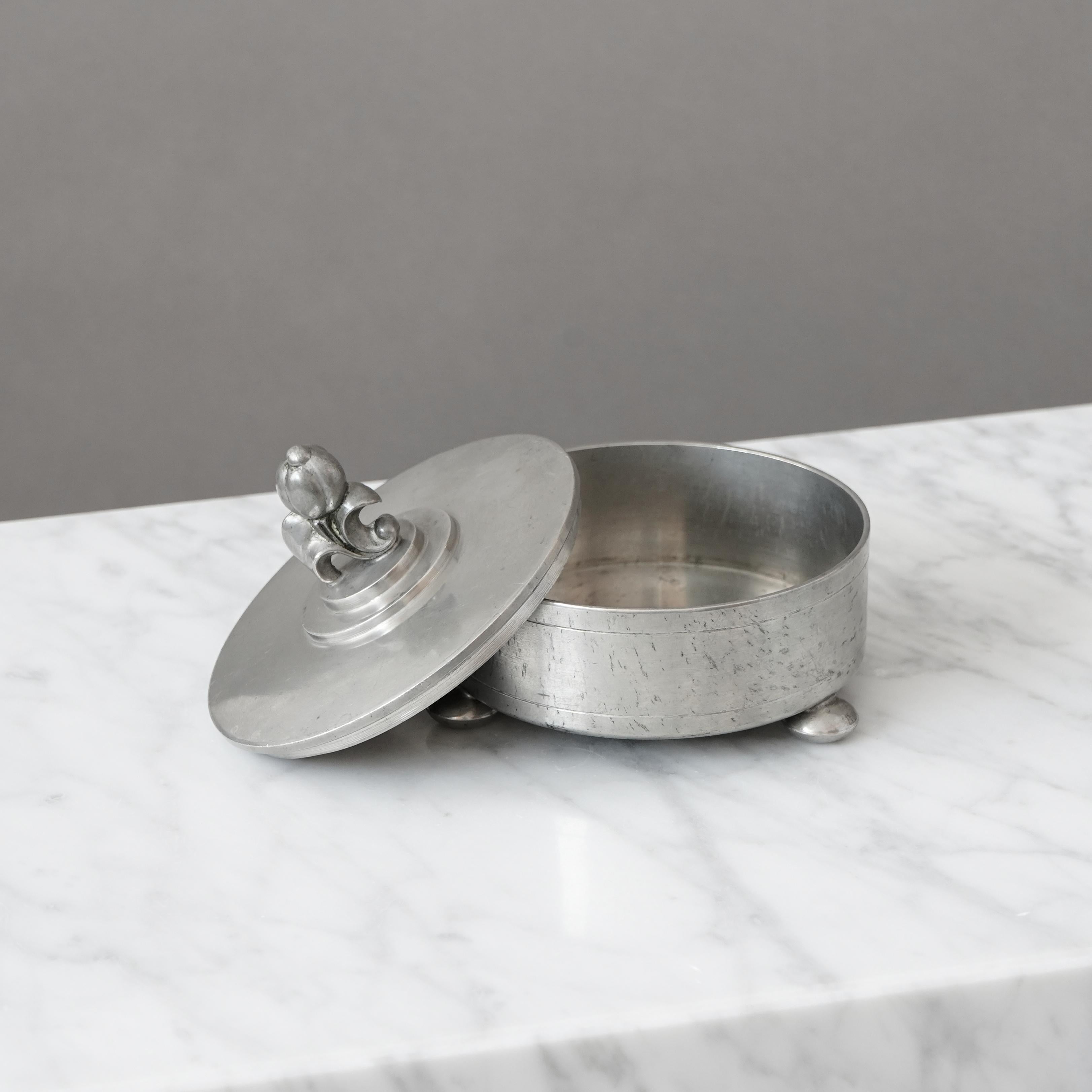 Lidded Pewter Box by CG Hallberg, Sweden, 1929. Svenskt Tenn. Swedish Grace. (Schwedisch) im Angebot