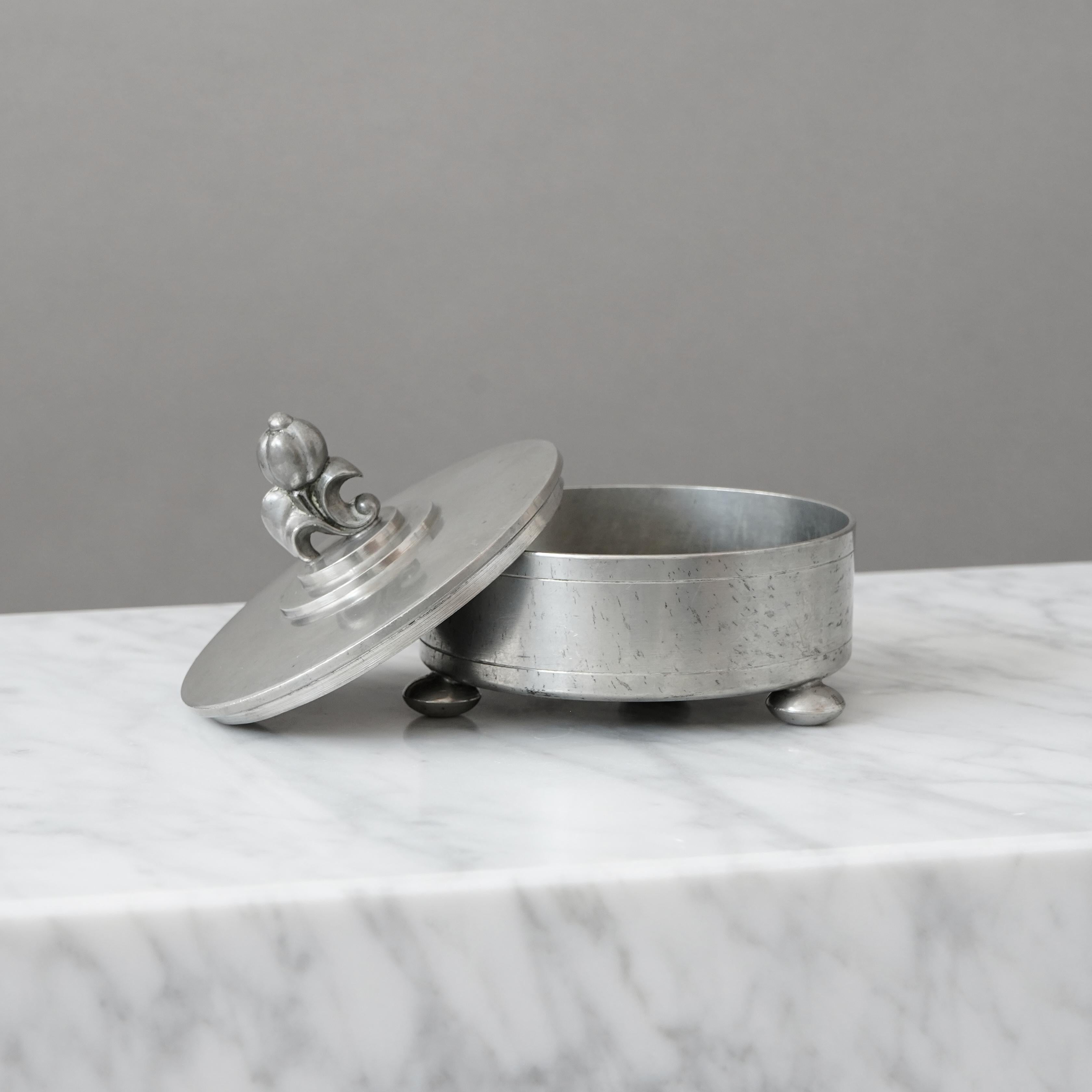 Lidded Pewter Box by CG Hallberg, Sweden, 1929. Svenskt Tenn. Swedish Grace. (Gegossen) im Angebot