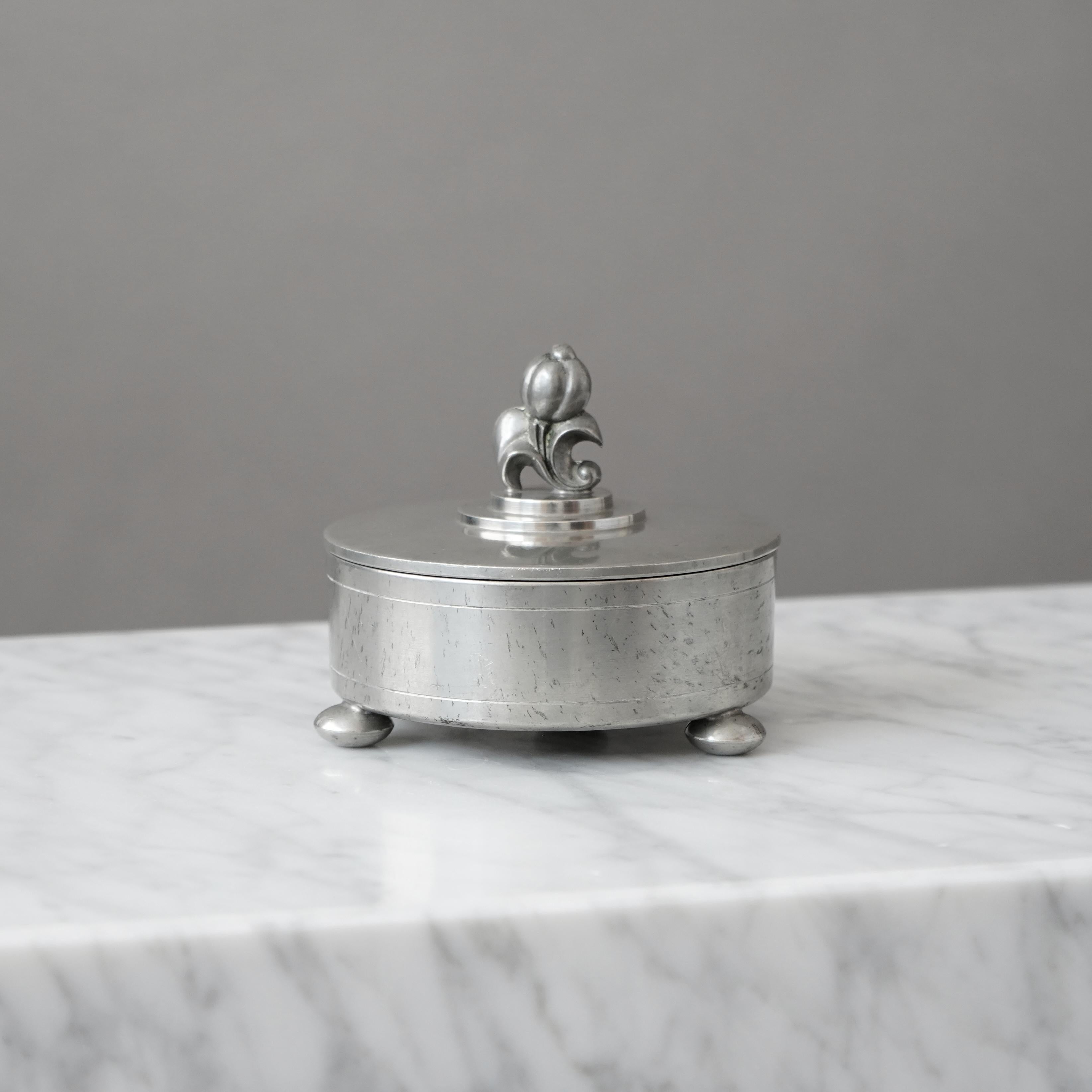 Lidded Pewter Box by CG Hallberg, Sweden, 1929. Svenskt Tenn. Swedish Grace. im Zustand „Gut“ im Angebot in Malmö, SE