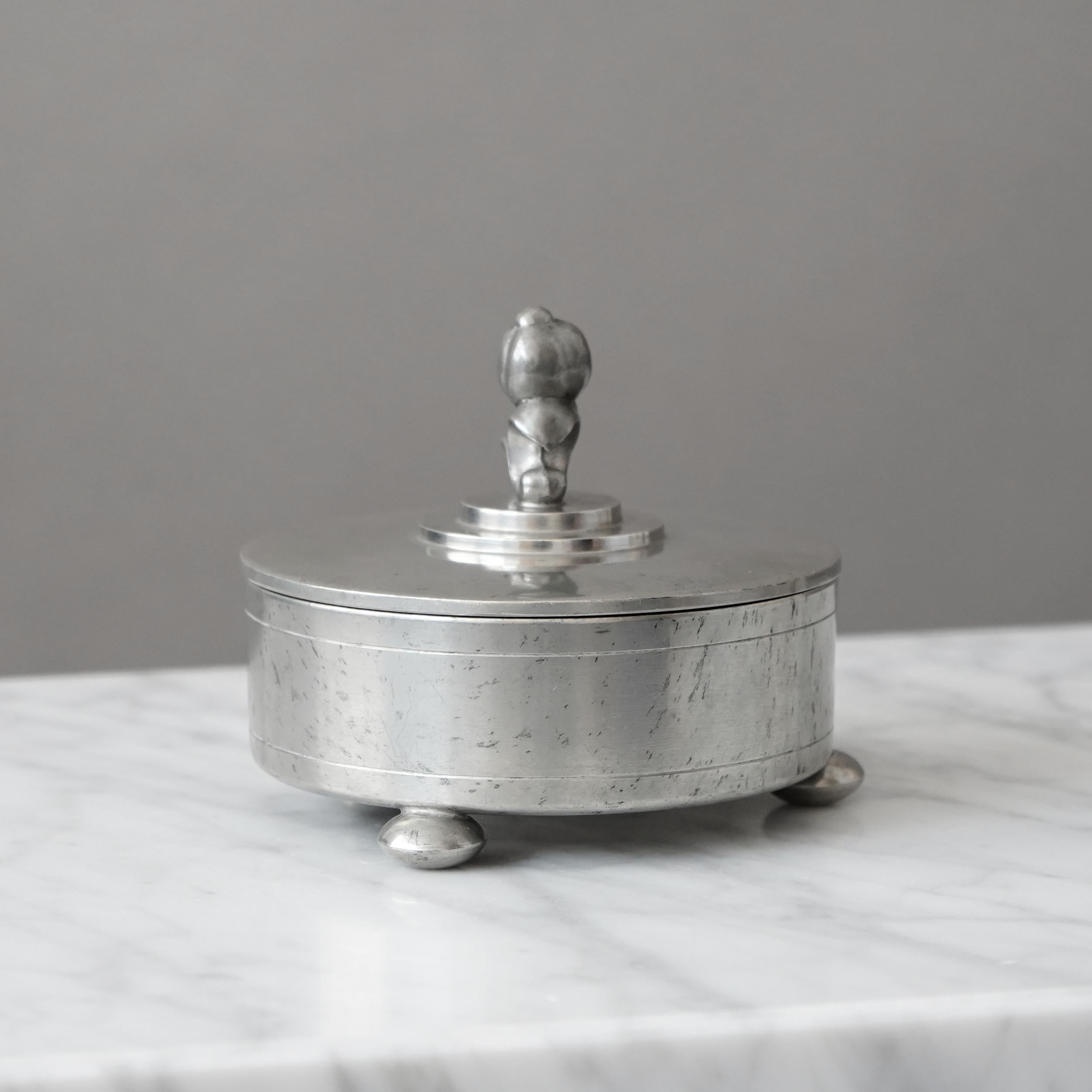 Lidded Pewter Box by CG Hallberg, Sweden, 1929. Svenskt Tenn. Swedish Grace. (Frühes 20. Jahrhundert) im Angebot