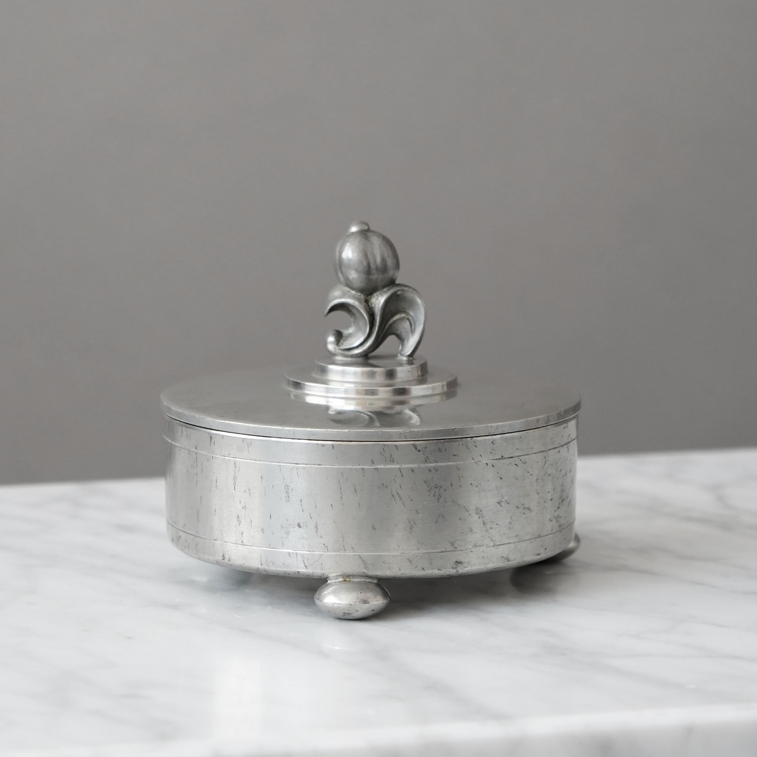 Lidded Pewter Box by CG Hallberg, Sweden, 1929. Svenskt Tenn. Swedish Grace. (Metall) im Angebot