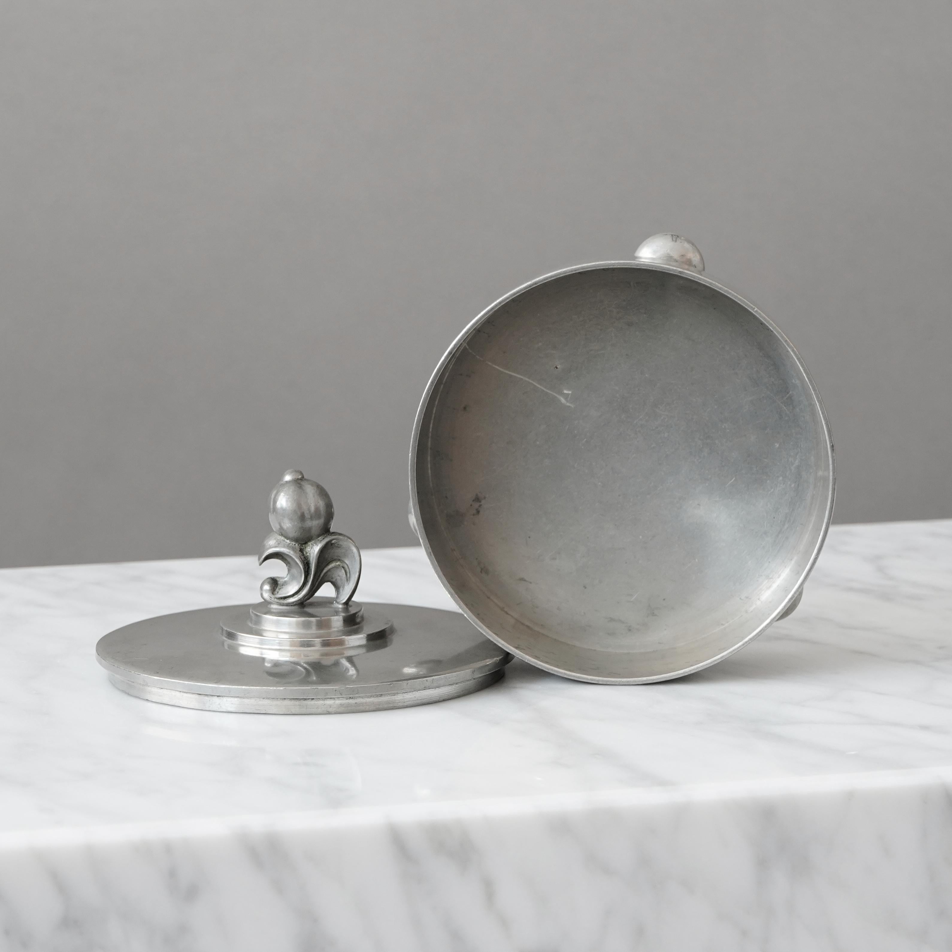 Lidded Pewter Box by CG Hallberg, Sweden, 1929. Svenskt Tenn. Swedish Grace. im Angebot 1