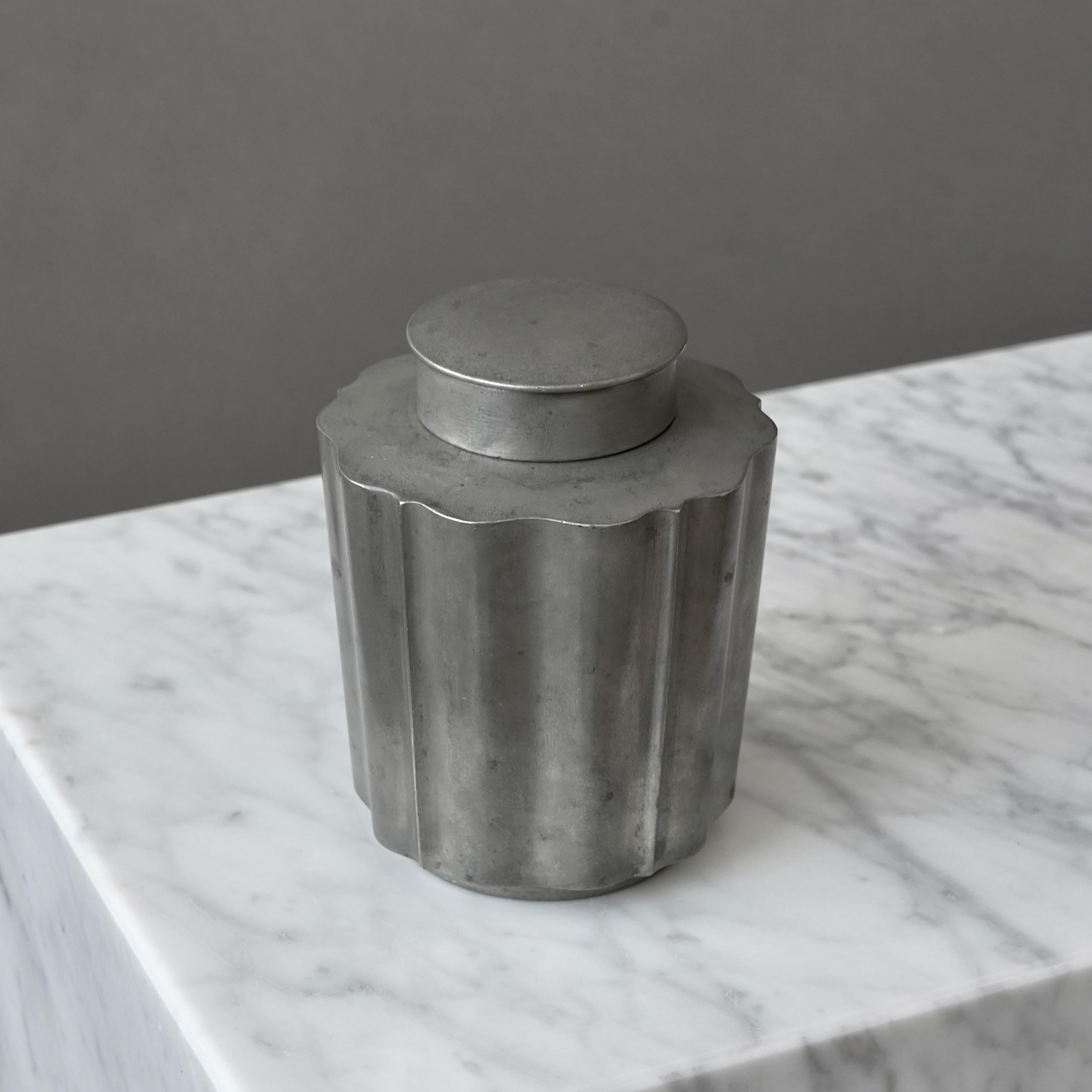 Eine schöne Teedose aus Zinn, mit erstaunlicher Patina. 
Entworfen von Edvin Ollers und hergestellt von Schreuder & Olsson in Stockholm, Schweden, 1937.

Toller Zustand, mit nur ein paar leichten Kratzern.
Gestempelt 'OLLERS' und