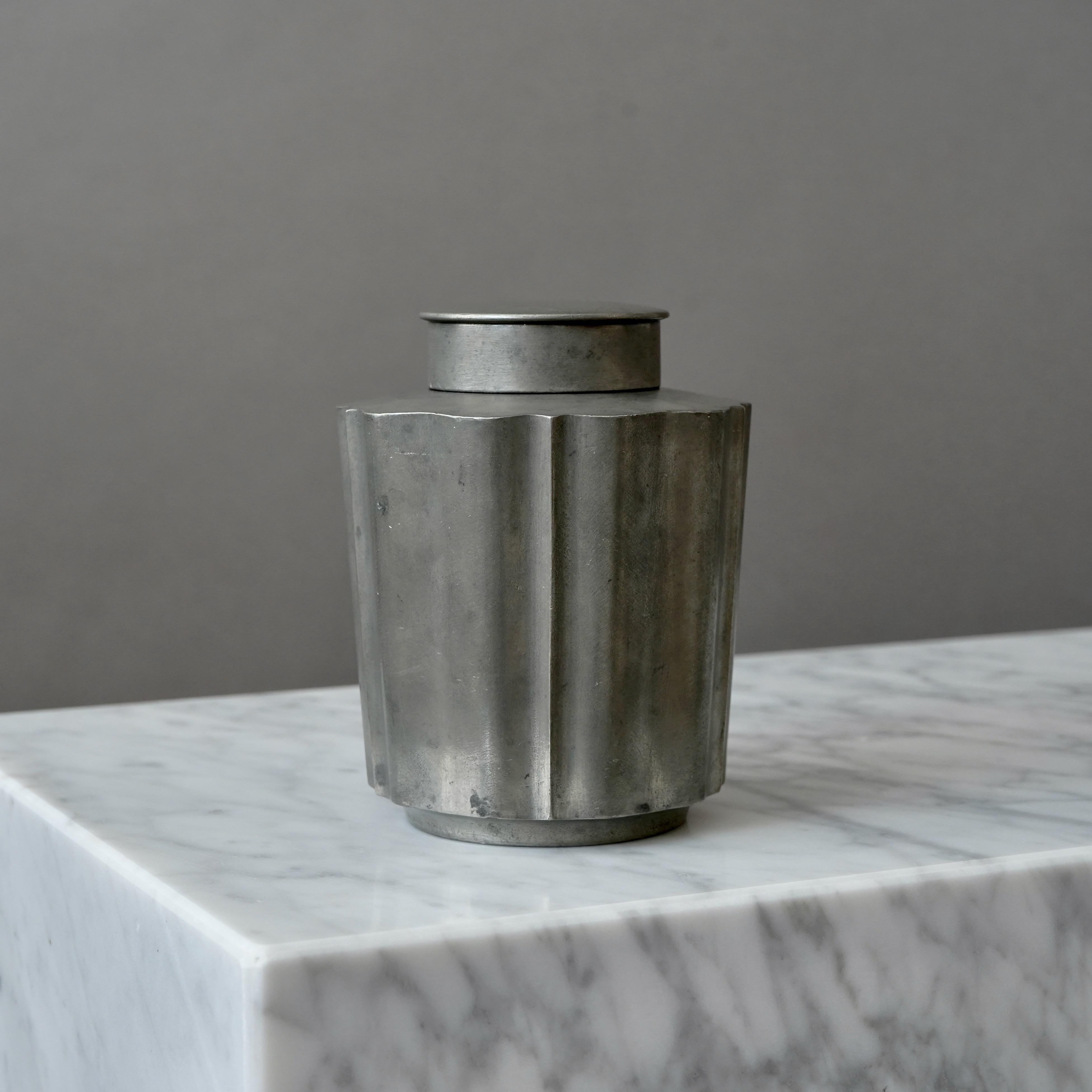 Zinnschachtel mit Deckel von Edvin Ollers, Schweden, 1930er Jahre. Svenskt Tenn. Art Deco. (Mitte des 20. Jahrhunderts) im Angebot