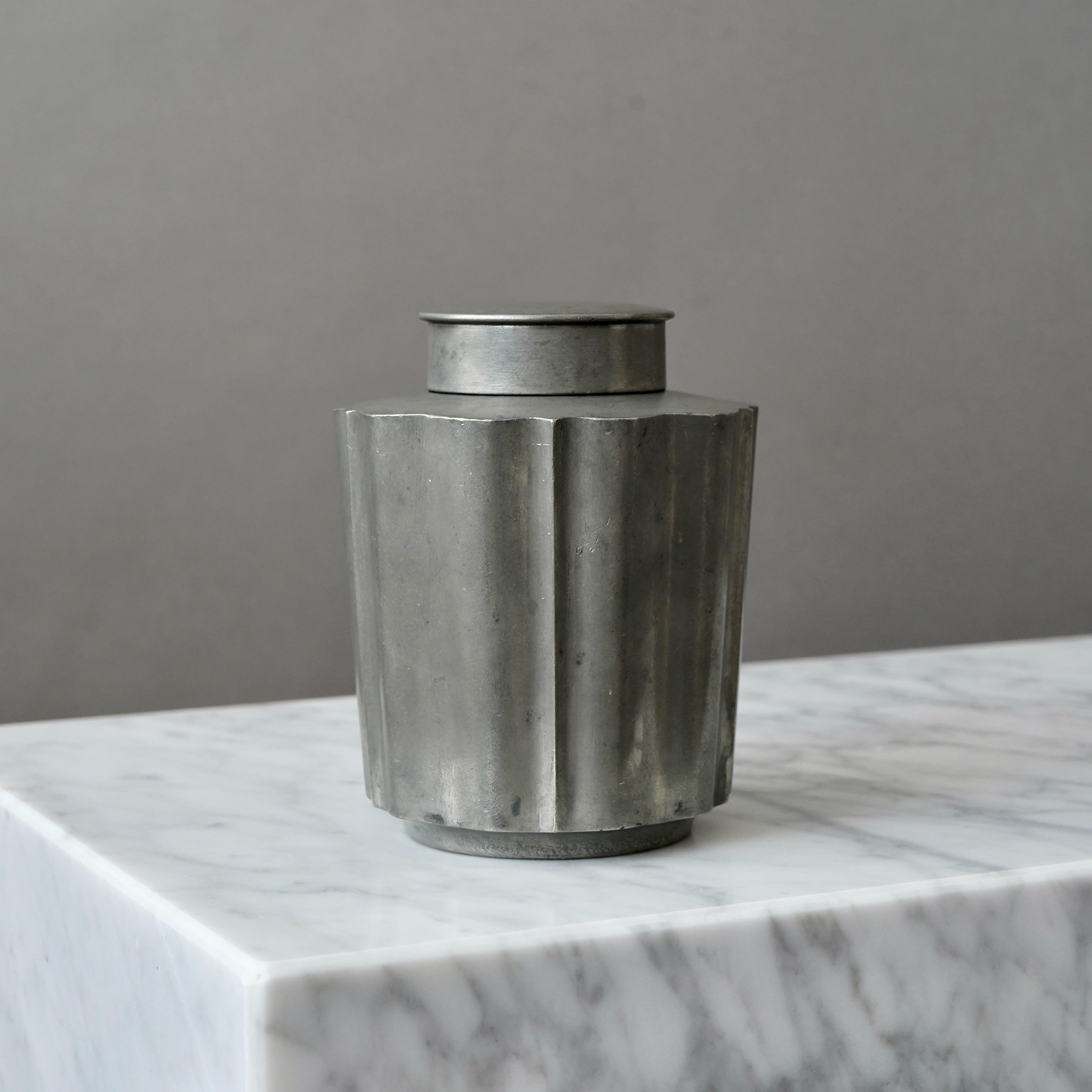Zinnschachtel mit Deckel von Edvin Ollers, Schweden, 1930er Jahre. Svenskt Tenn. Art Deco. (Metall) im Angebot