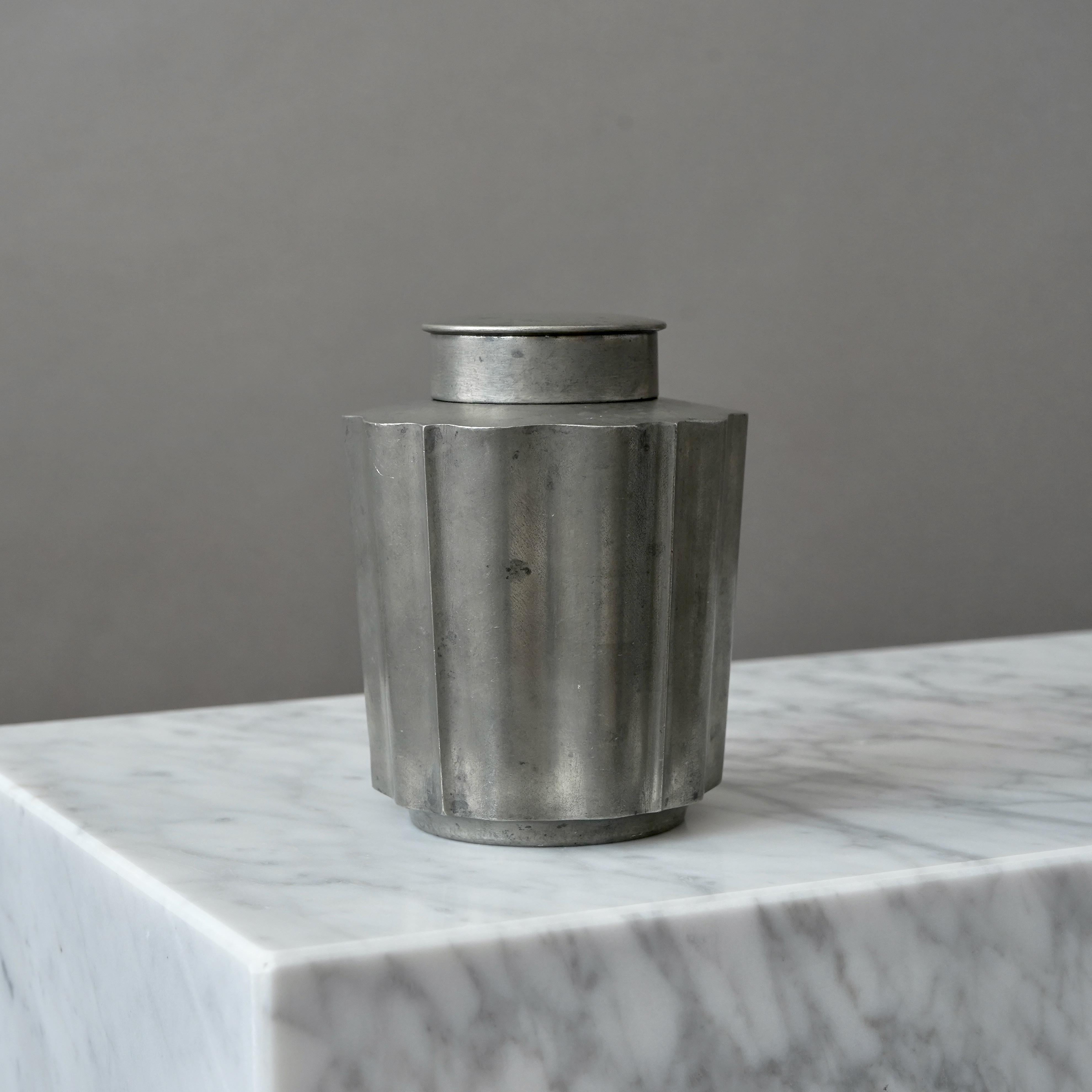 Zinnschachtel mit Deckel von Edvin Ollers, Schweden, 1930er Jahre. Svenskt Tenn. Art Deco. im Angebot 1