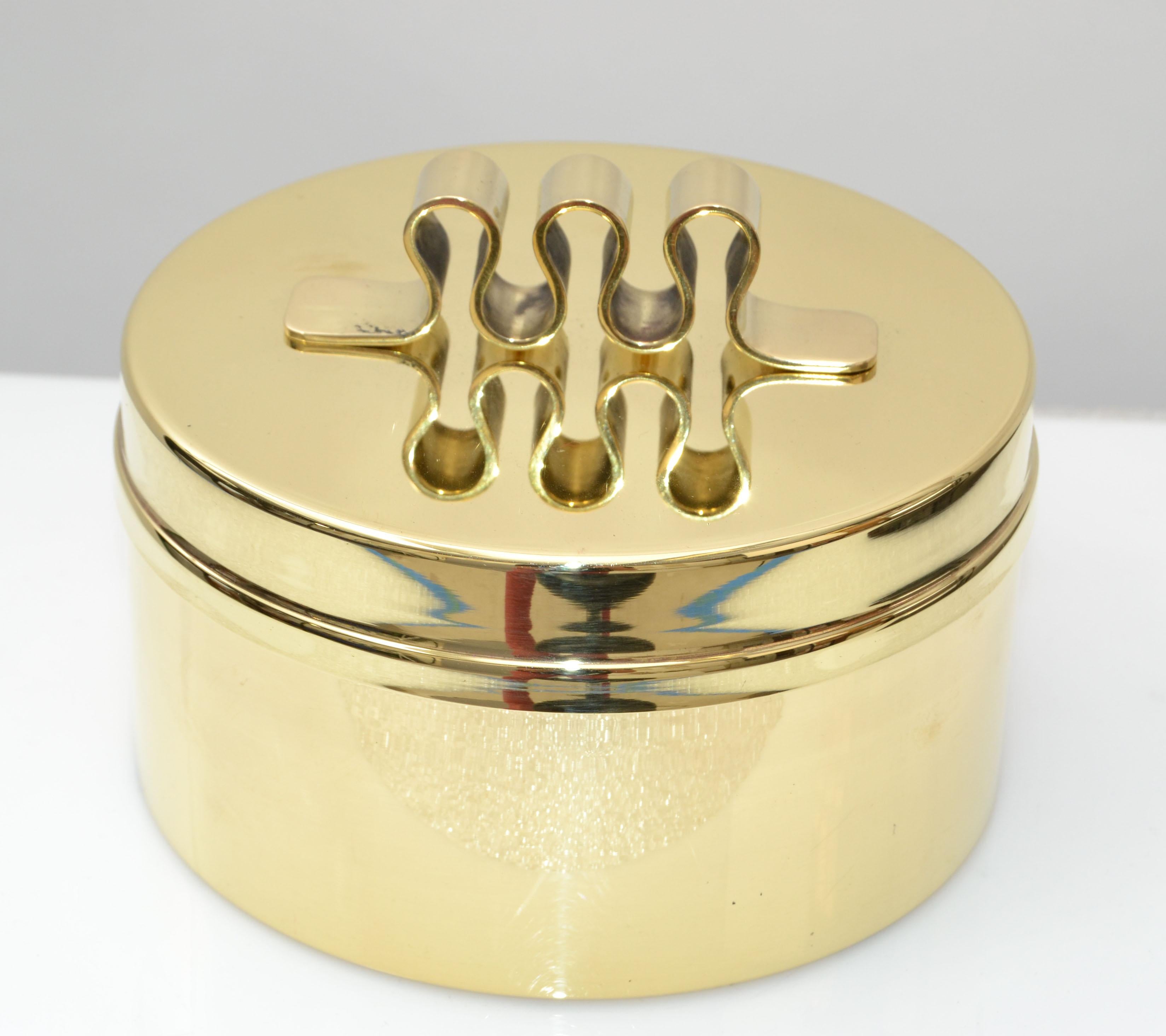 Polished Brass lidded Box, Case, Keepsake with decorative Handle.
Mid-Century Modern Design from the 1970s.