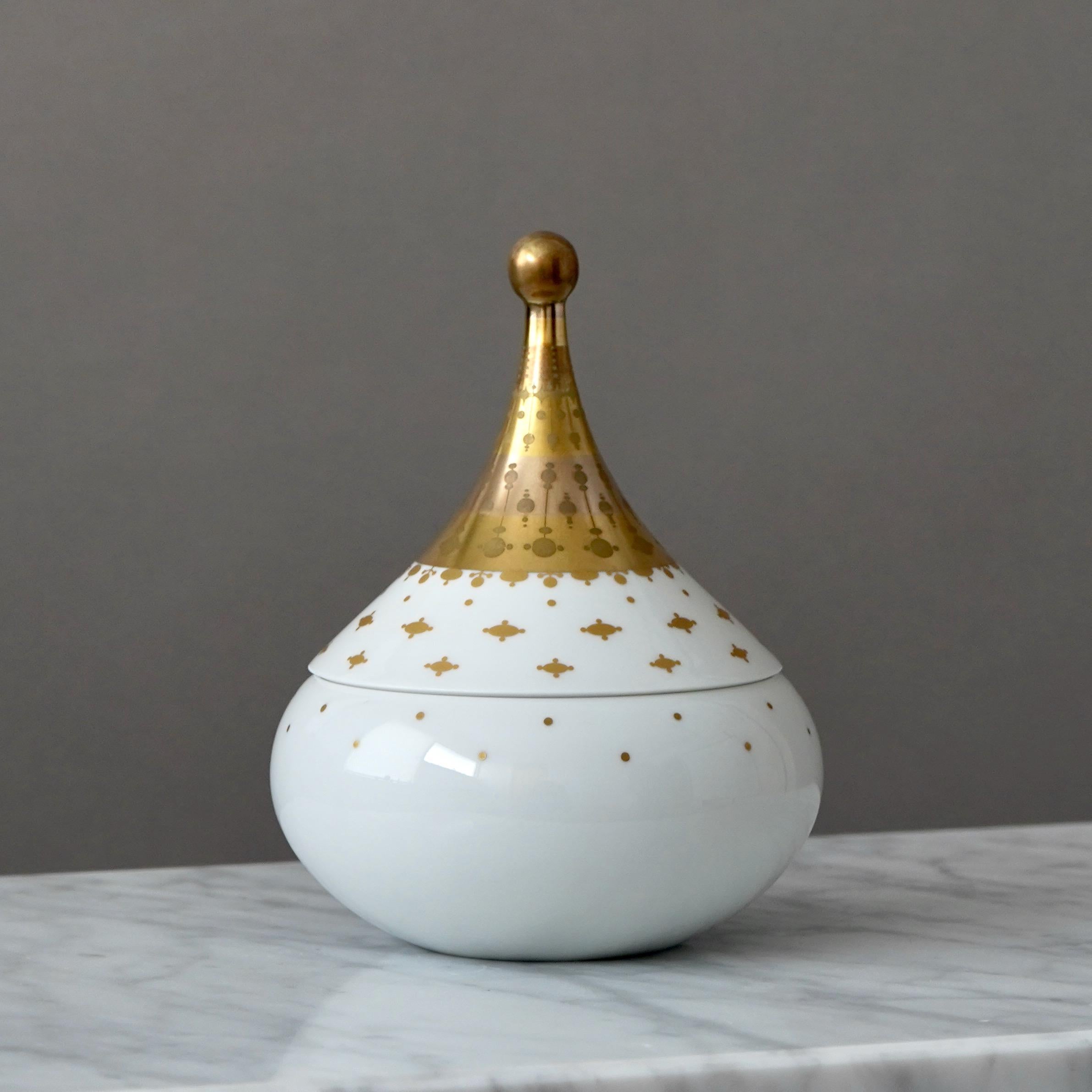 Cuenco de porcelana con tapa Quatre Couleurs de Bjorn Wiinblad. Rosenthal Alemania Años 70 Glaseado en venta