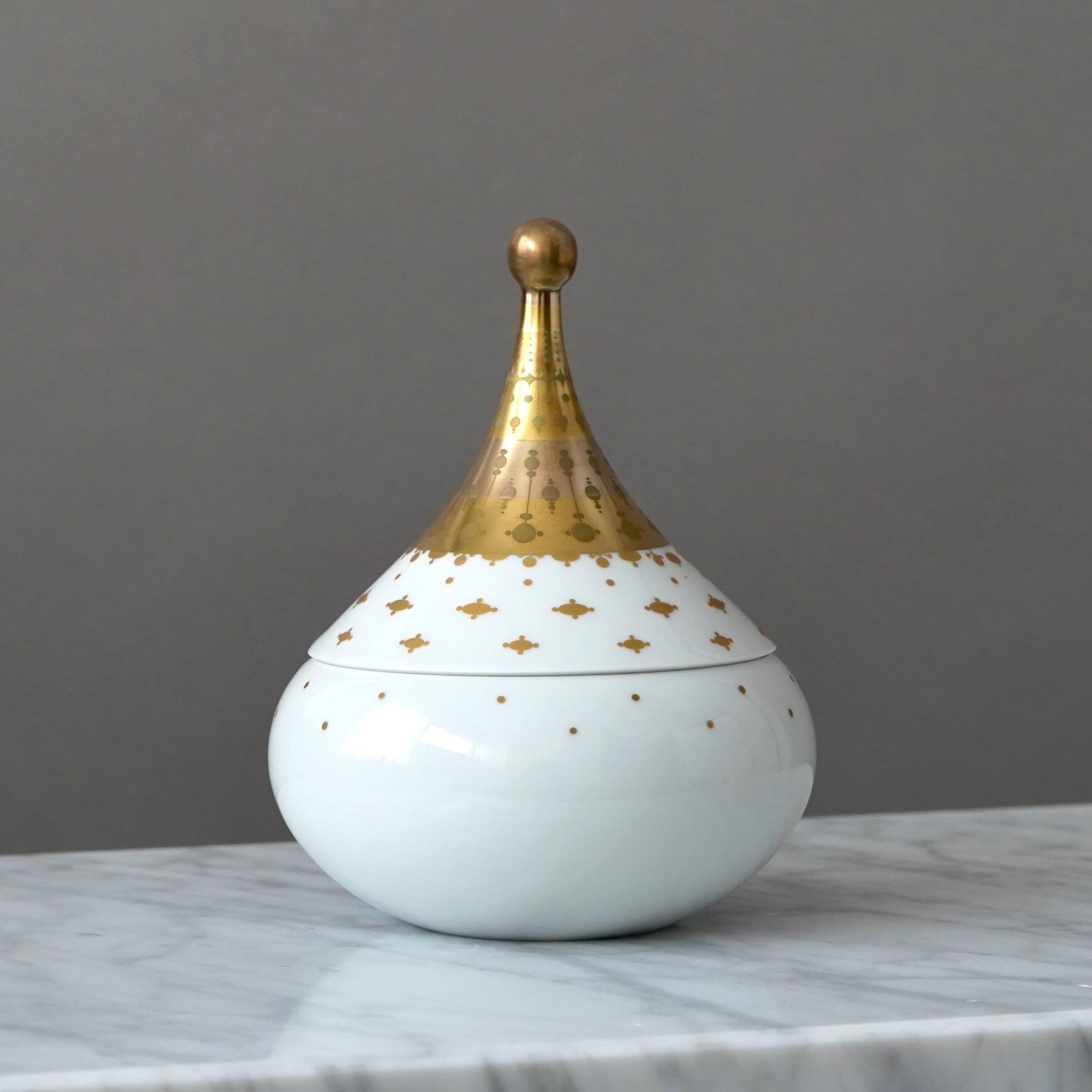 Cuenco de porcelana con tapa Quatre Couleurs de Bjorn Wiinblad. Rosenthal Alemania Años 70 en Bueno estado para la venta en Malmö, SE