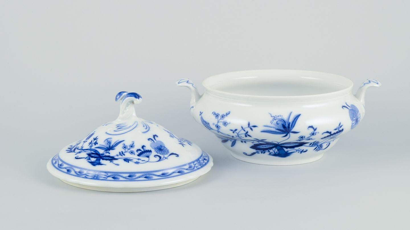 Pre-owned goods are exempt from import duties for U.S. customers. 
Therefore, no import tariffs will be applicable to your purchase.

Lidded porcelain tureen with Blue Onion decoration. Germany
Circa 1930s/40s.
Marked 