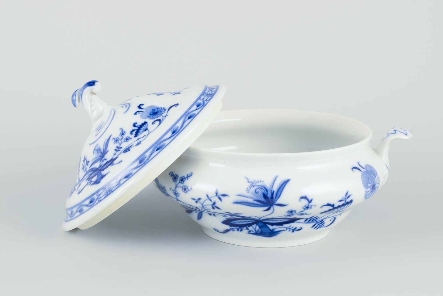 Lidded porcelain tureen with Blue Onion decoration. Germany, ca 1930s/40s. In Excellent Condition For Sale In Copenhagen, DK