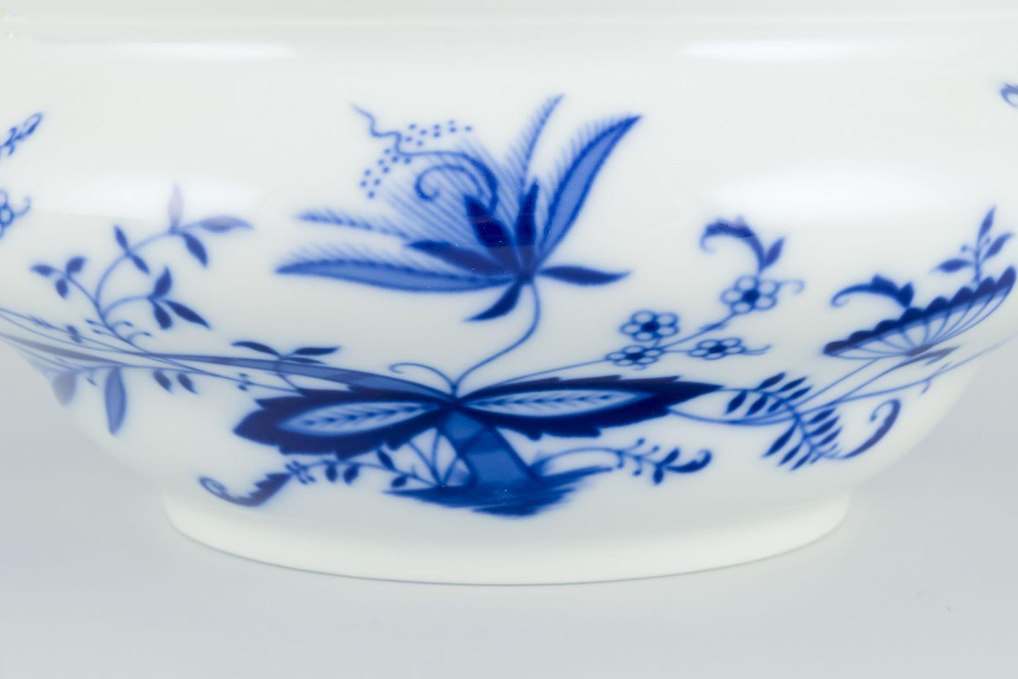 Porcelain Lidded porcelain tureen with Blue Onion decoration. Germany, ca 1930s/40s. For Sale