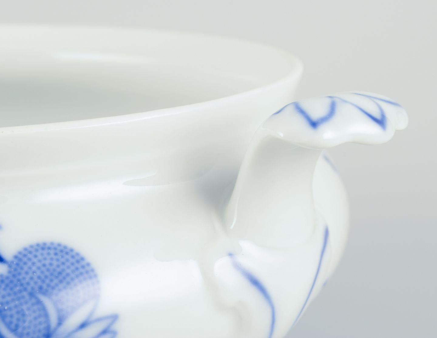 Lidded porcelain tureen with Blue Onion decoration. Germany, ca 1930s/40s. For Sale 1