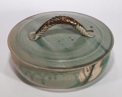 Ciotola con coperchio in ceramica Celadon con smaltatura Tenmoku e crepe, Mingei Arts & Crafts